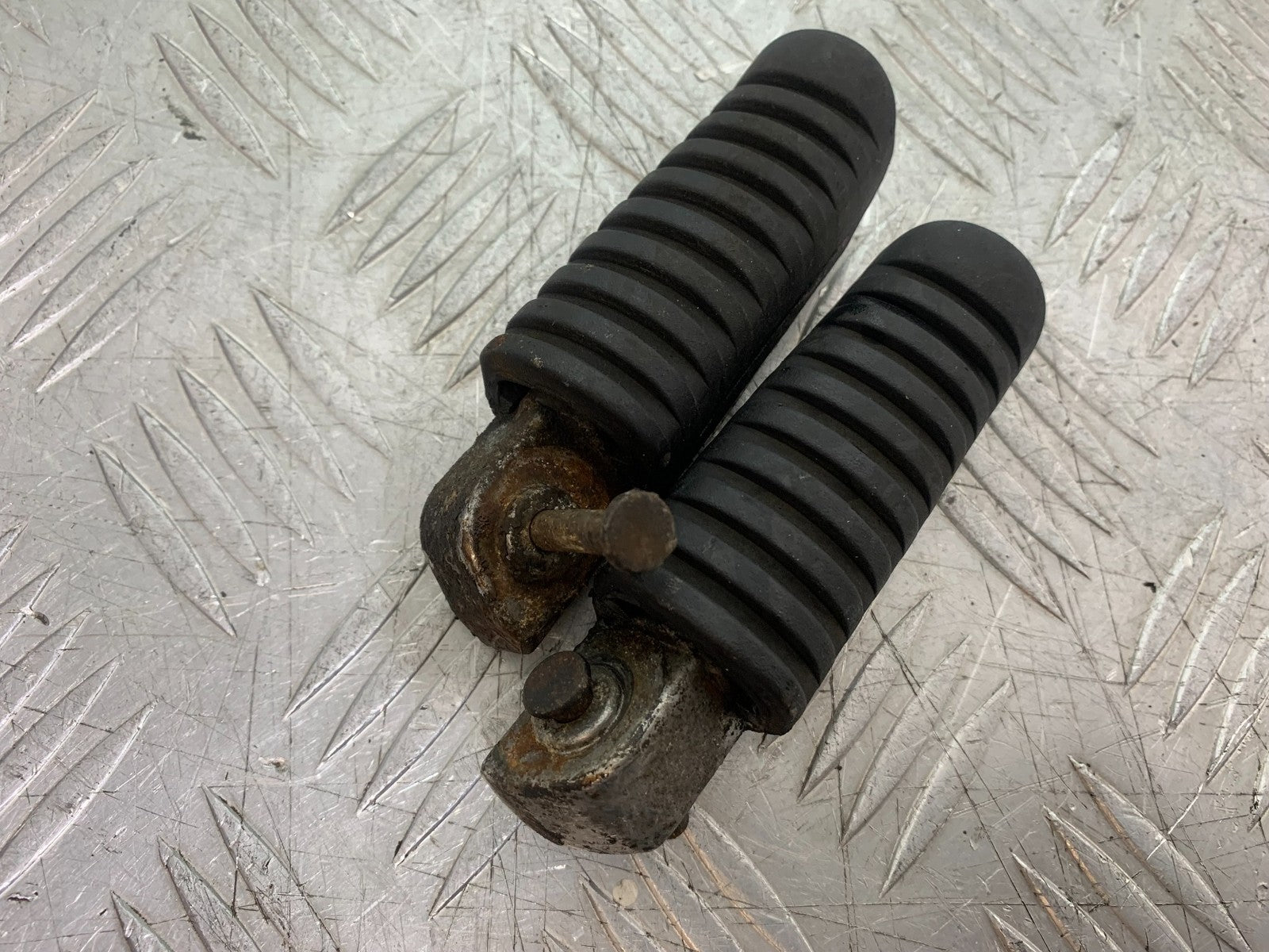 KAWASAKI 650 VERSYS REAR FOOTPEGS   YEAR 2015-2018 (CMB1288)