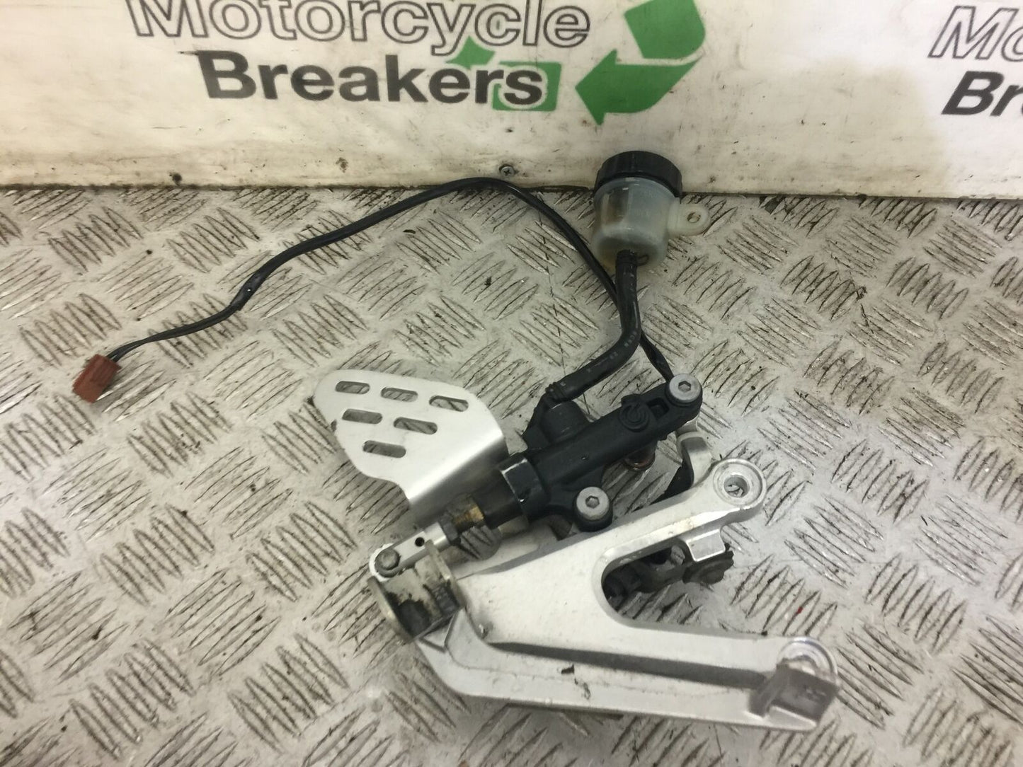 YAMAHA R6 5SL FRONT RIGHT HANGER  YEAR 2004 (STOCK 666)