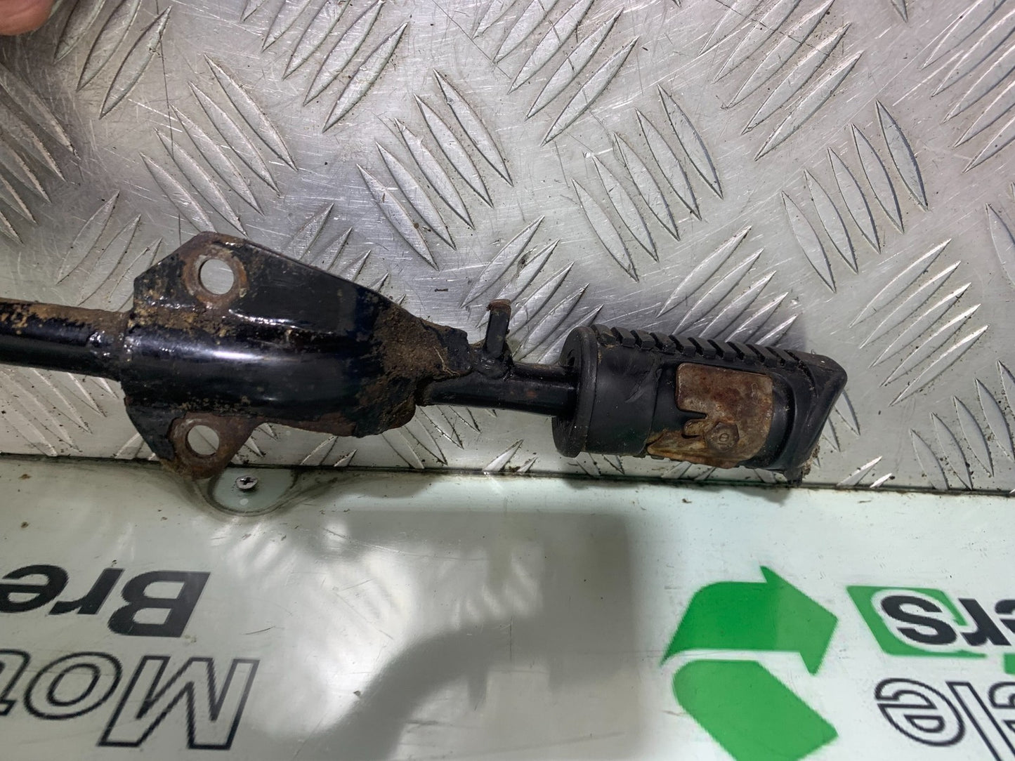 HONDA CG125 CG 125 FOOTPEG BAR YEAR 1998-2000 (CMB1282)