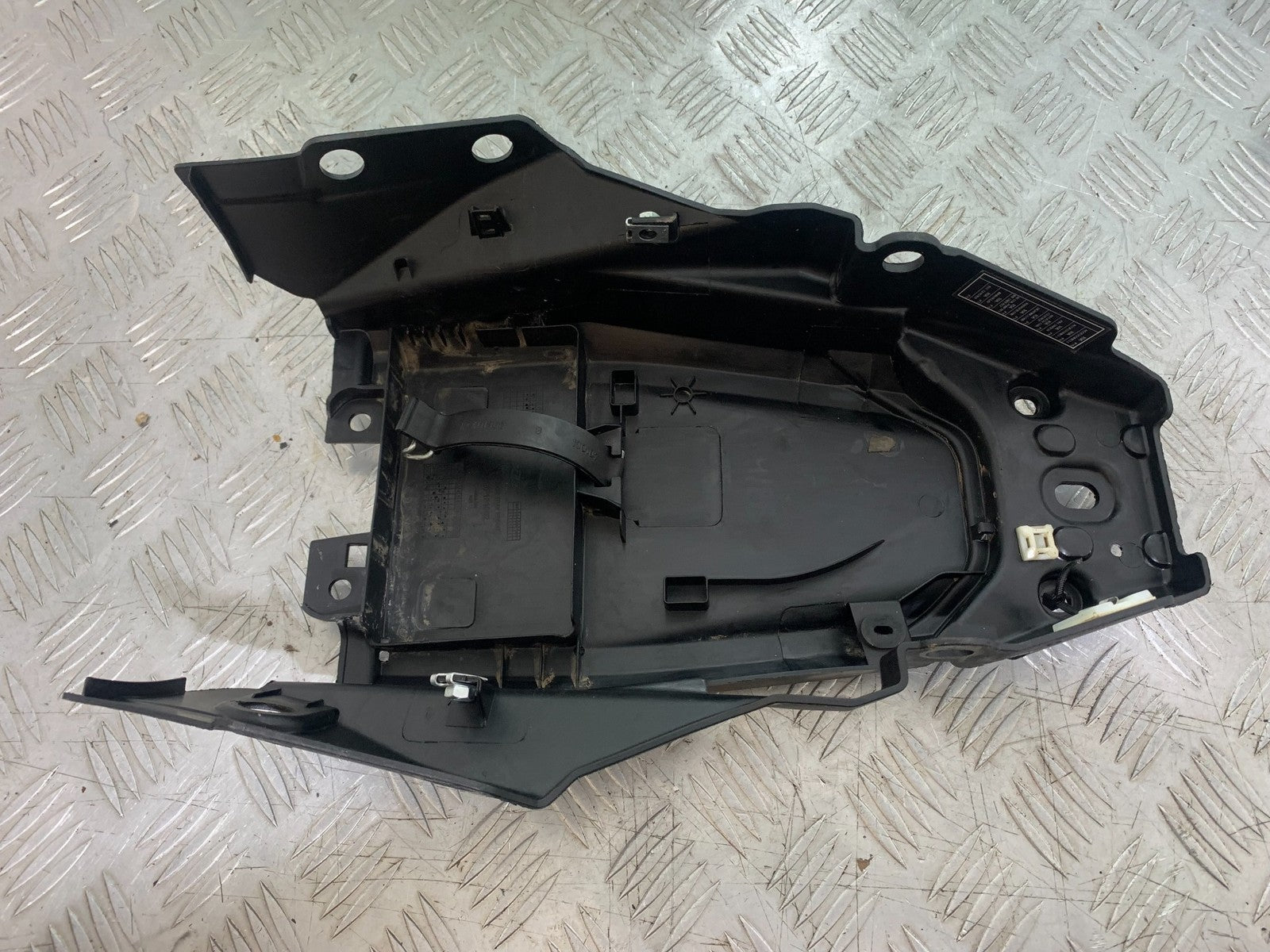 KTM 125 DUKE UNDERTRAY  YEAR 2018-2023 (CMB1185)