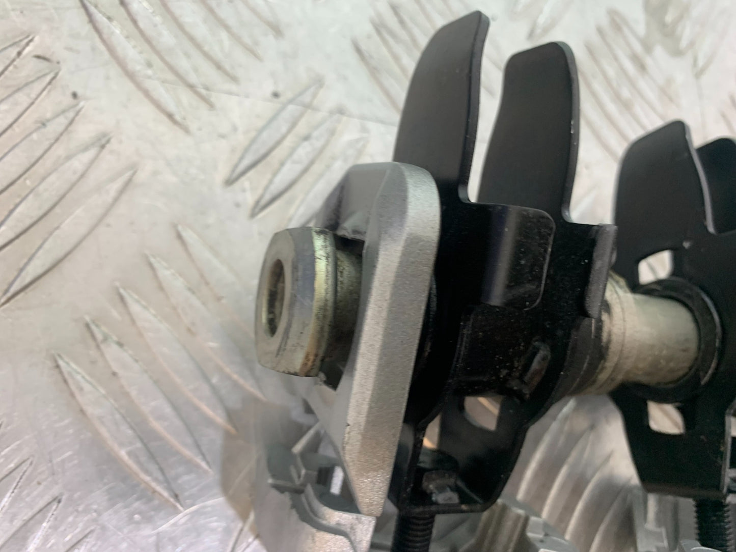 TRIUMPH TRIDENT 660 REAR WHEEL SPINDLE AND ADJUSTERS  YEAR 2021-2024 (CMB1148)