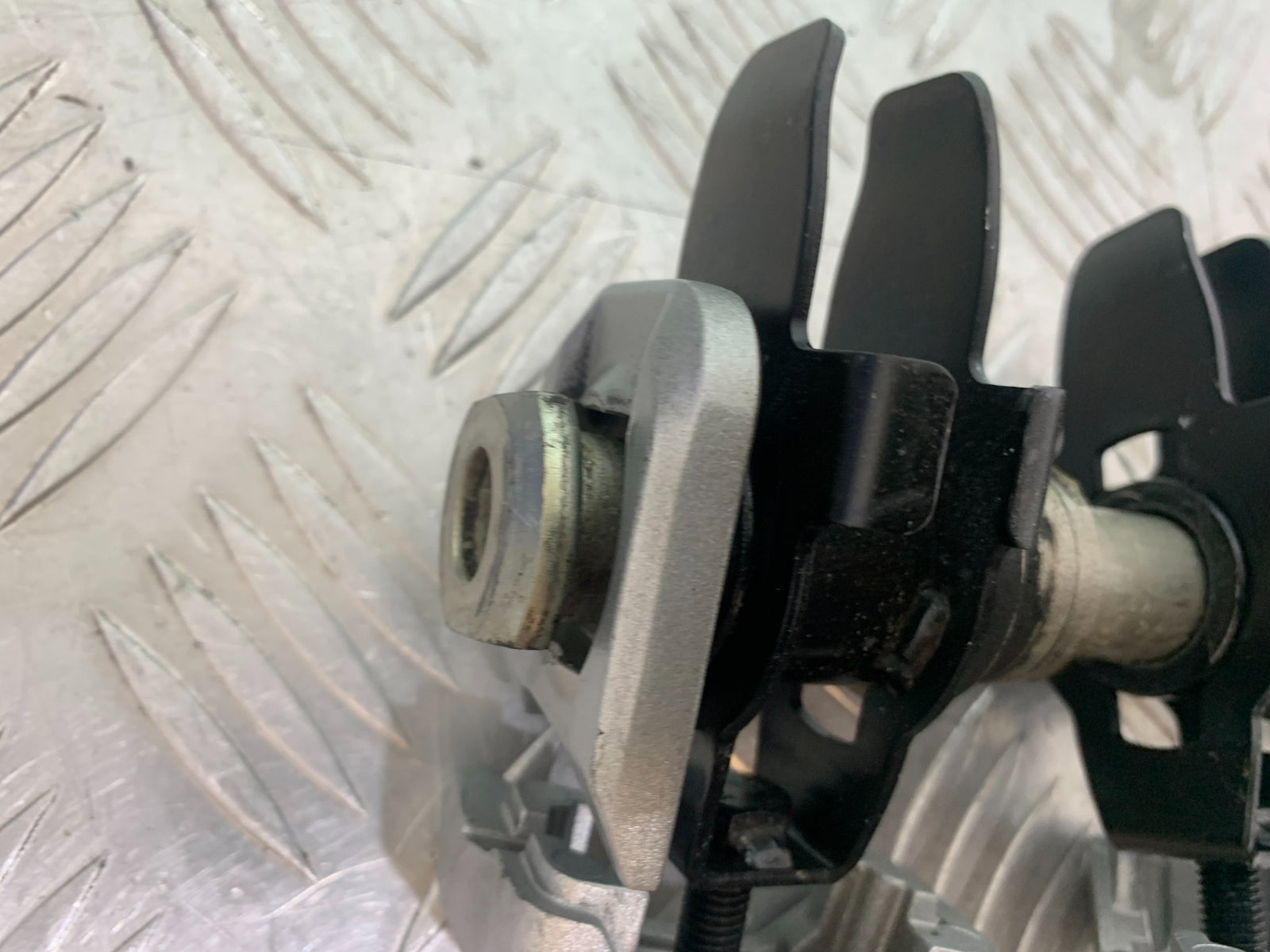 TRIUMPH TRIDENT 660 REAR WHEEL SPINDLE AND ADJUSTERS  YEAR 2021-2024 (CMB1148)