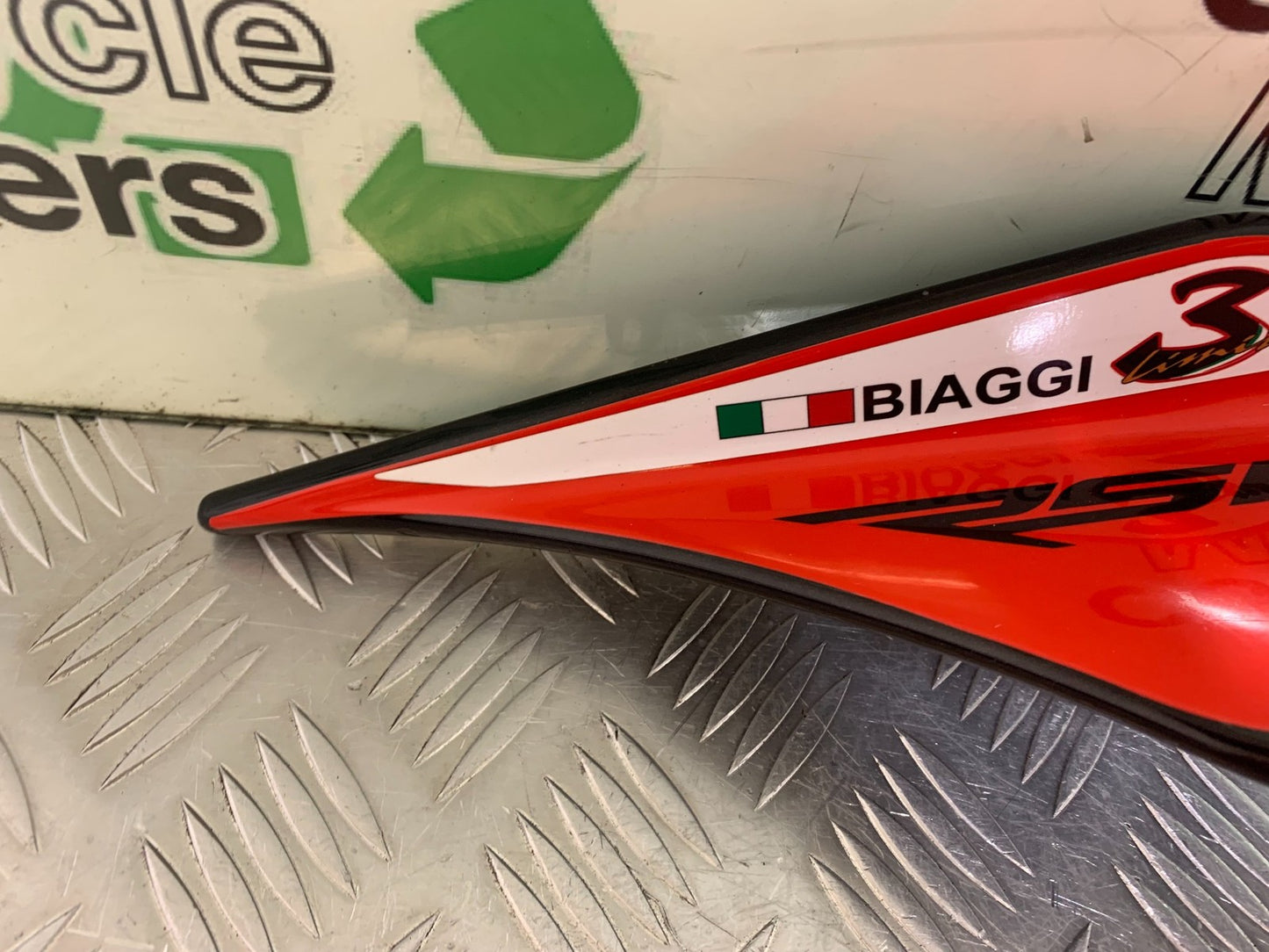 APRILIA RSV4 FACTORY RIGHT SEAT PANEL  YEAR 2009-2012 (CMB1224)
