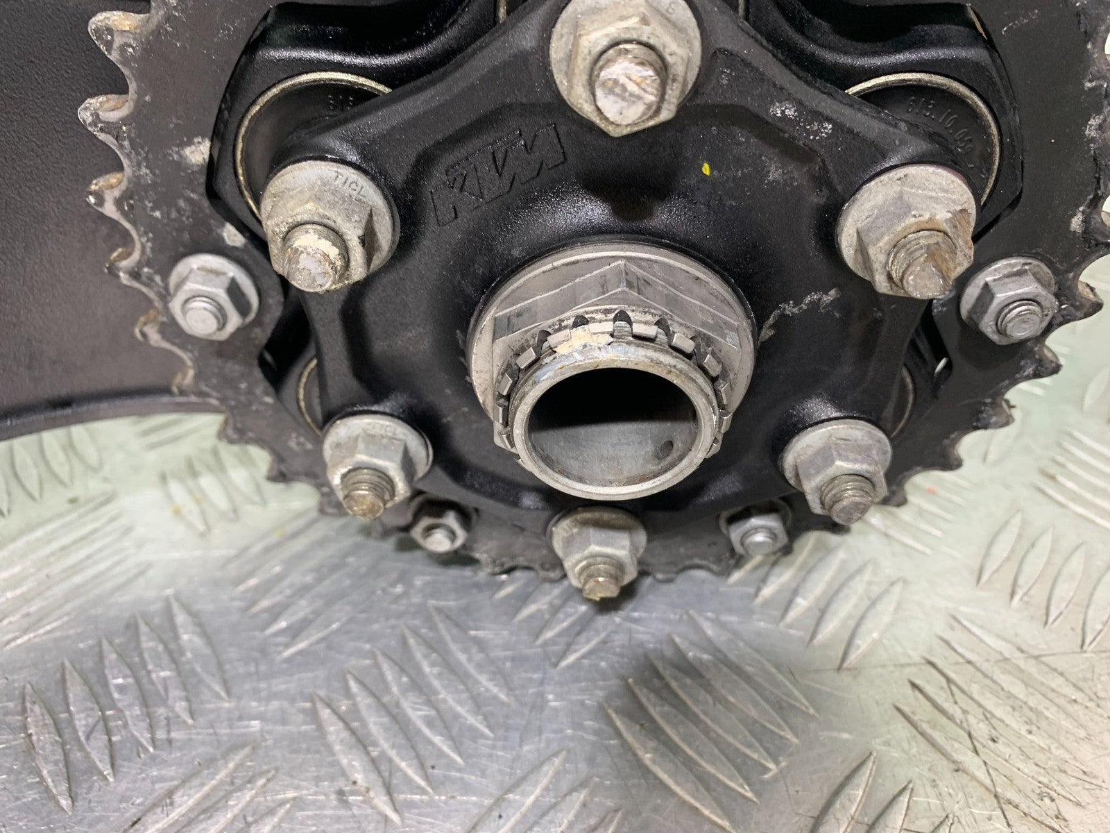 KTM 1290 SUPER DUKE R SWINGARM HUB CARRIER DISC YEAR 2020-2024 (CMB1272)