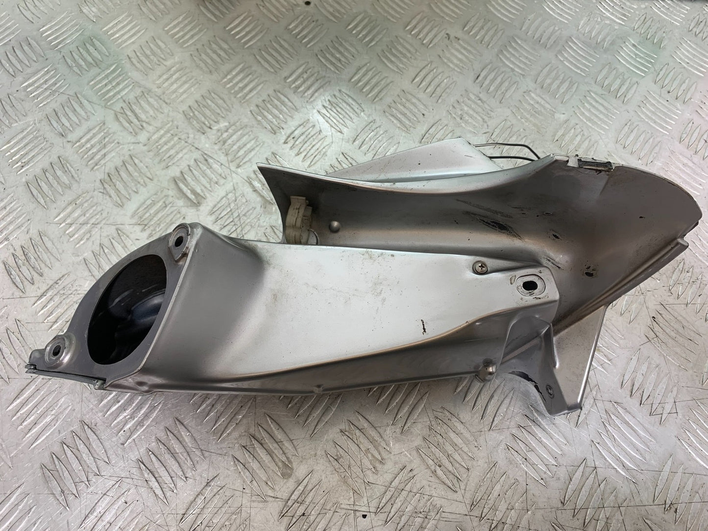 APRILIA RSV1000 RSV 1000 MILLE RIGHT AIR TUBE   1998- 2003 (CMB1184)