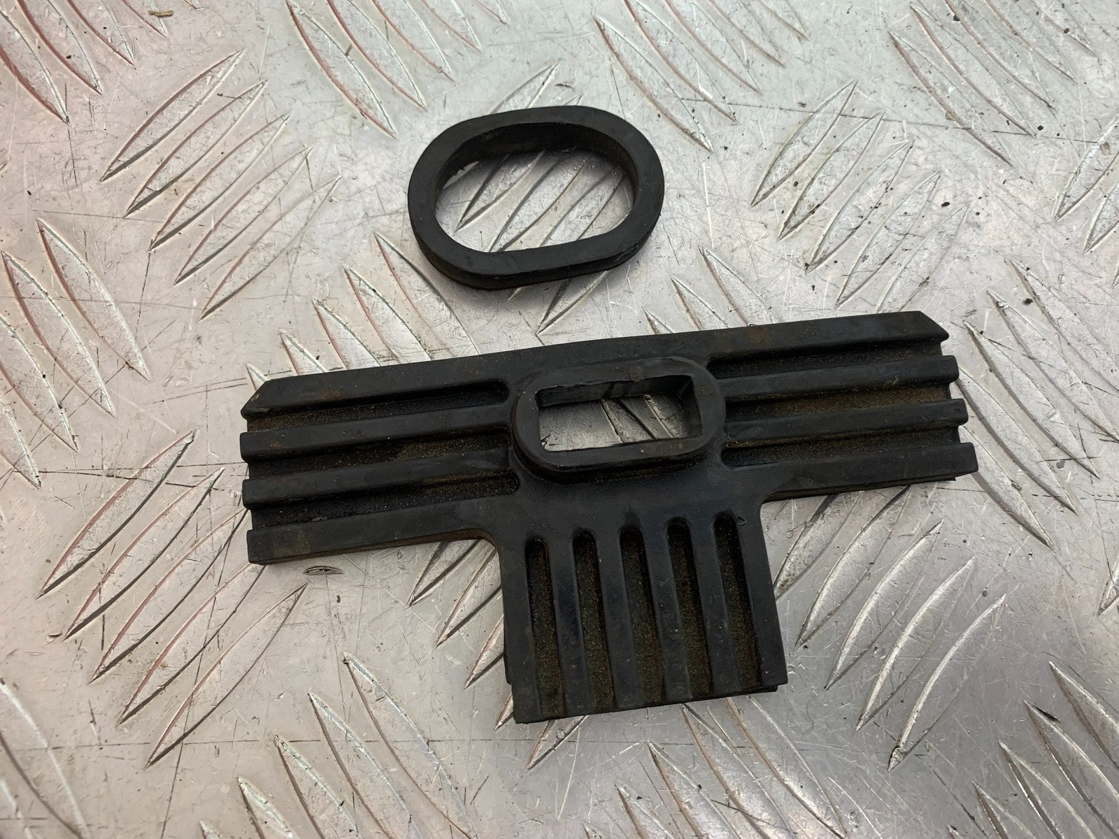 YAMAHA XJ600 XJ 600 DIVERSION PETROL TANK RUBBER  1998-2000 (CMB1191)