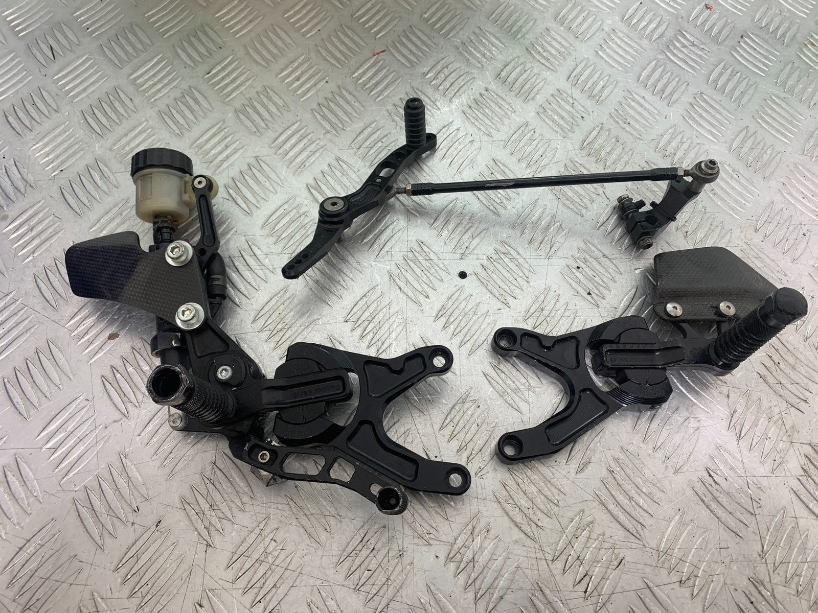 YAMAHA YZF R1 4C8 GILES ADJUSTABLE REARSETS  YEAR 2007-2008 (CMB1237)