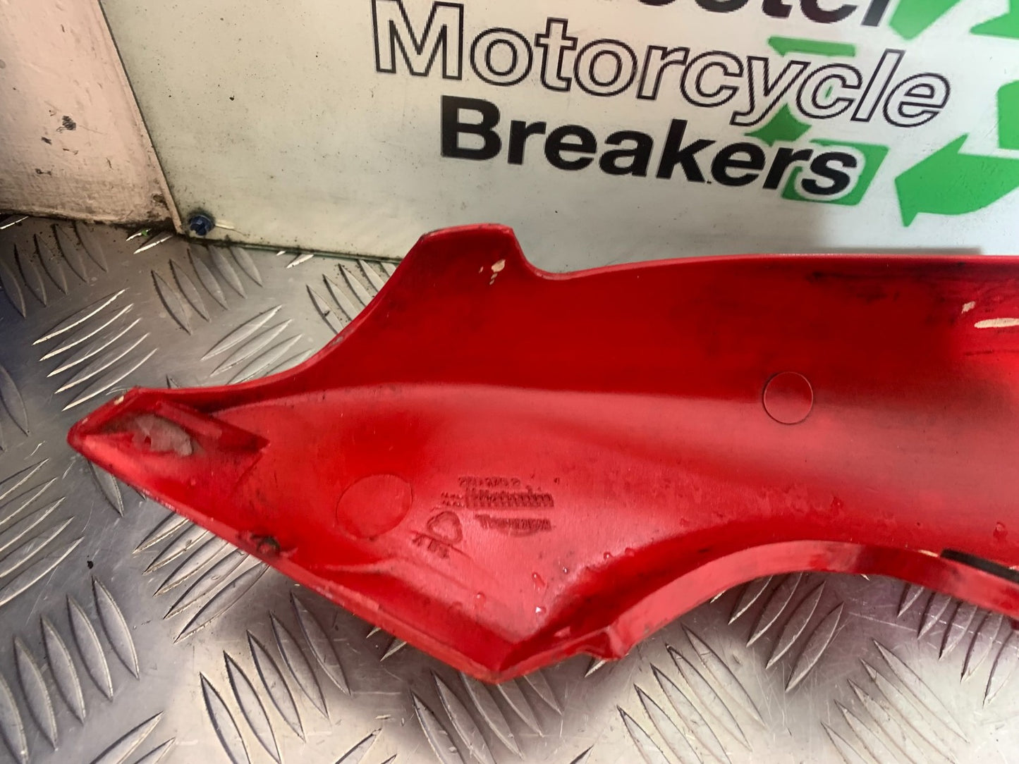 TRIUMPH 955i SPRINT ST RIGHT SEAT PANEL  1999-2004 (CMB1176)