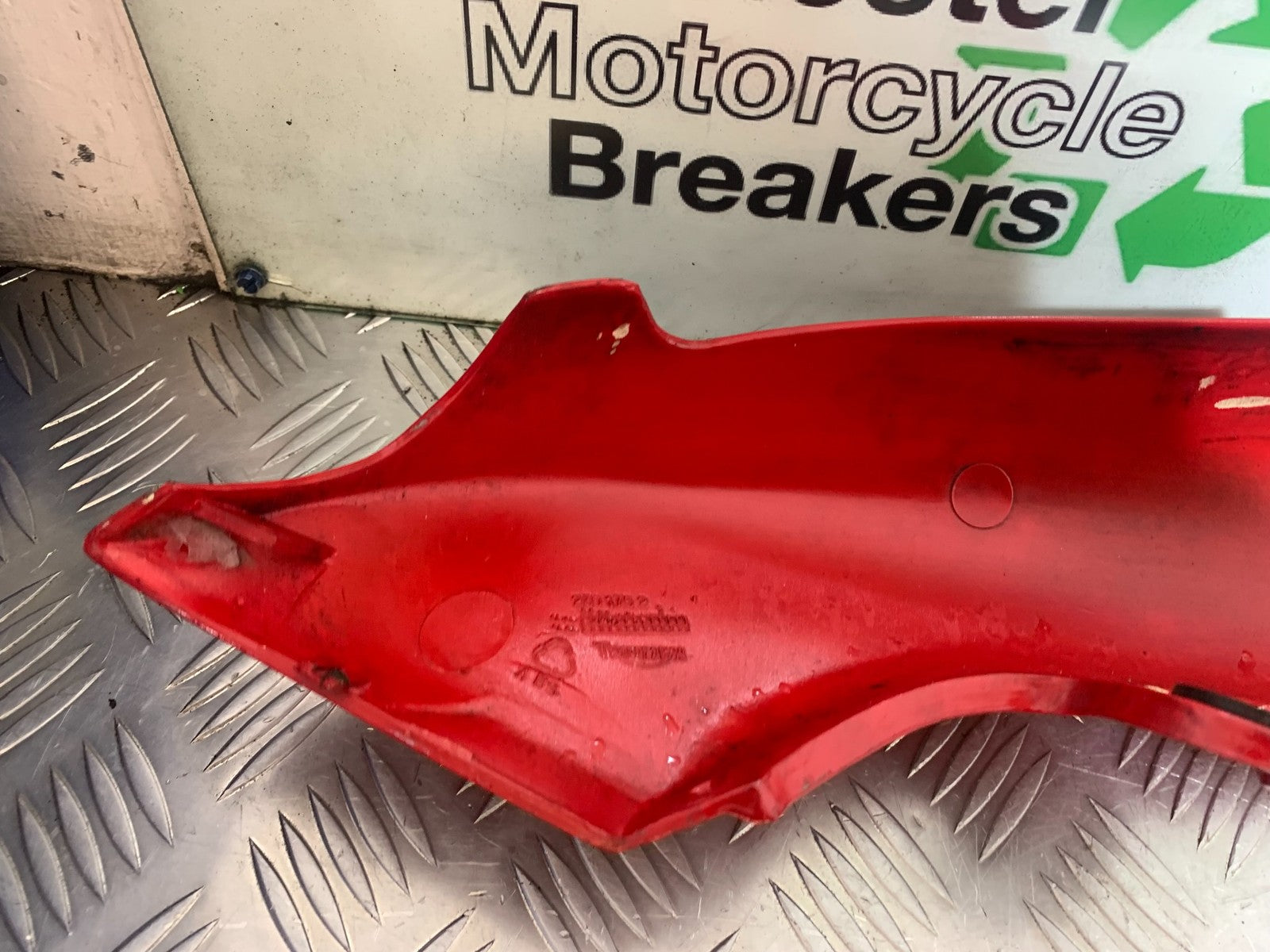 TRIUMPH 955i SPRINT ST RIGHT SEAT PANEL  1999-2004 (CMB1176)