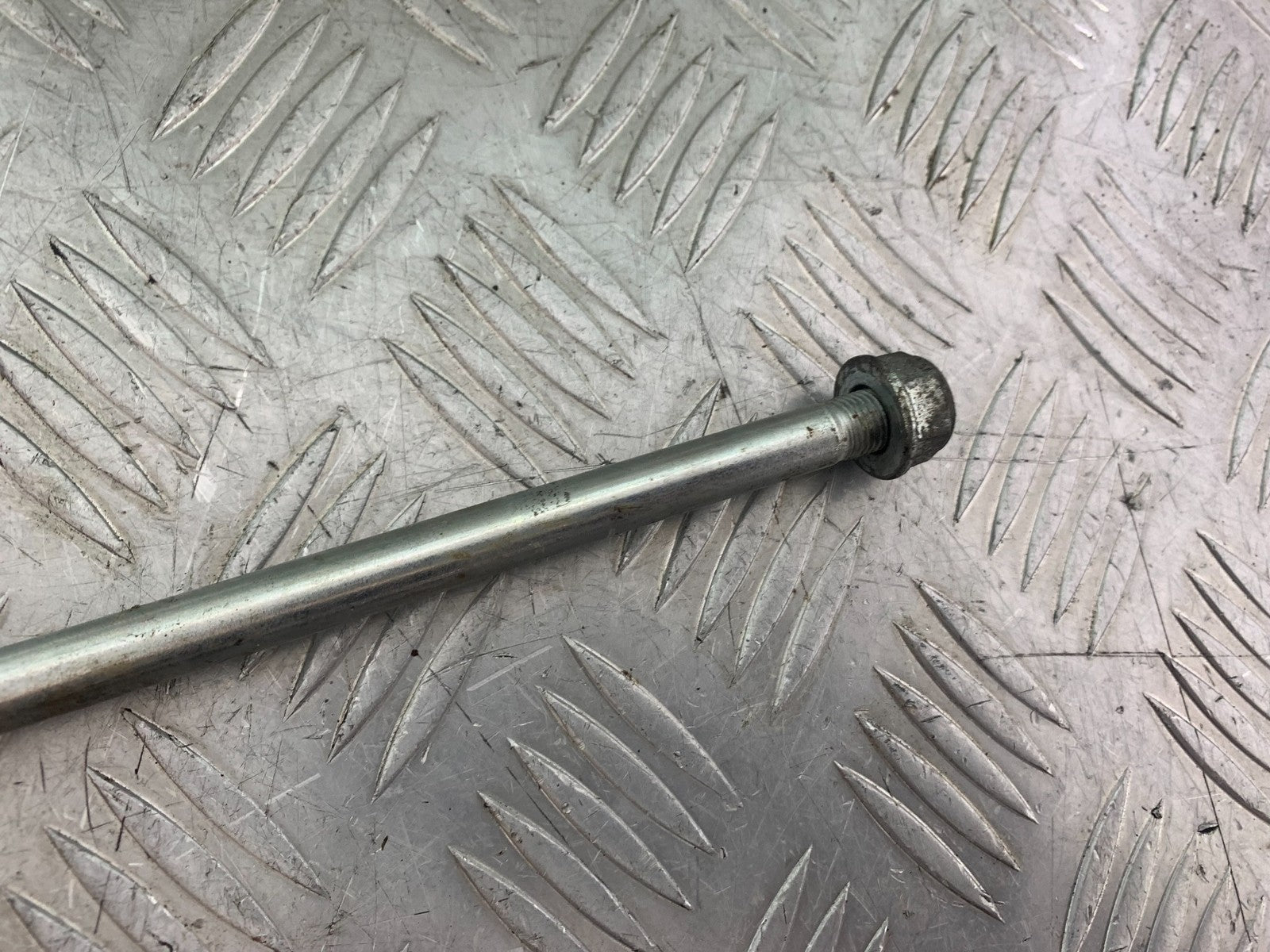 HONDA CBF125 CBF 125 SWINGARM SPINDLE   YEAR 2009-14  (CMB1172)