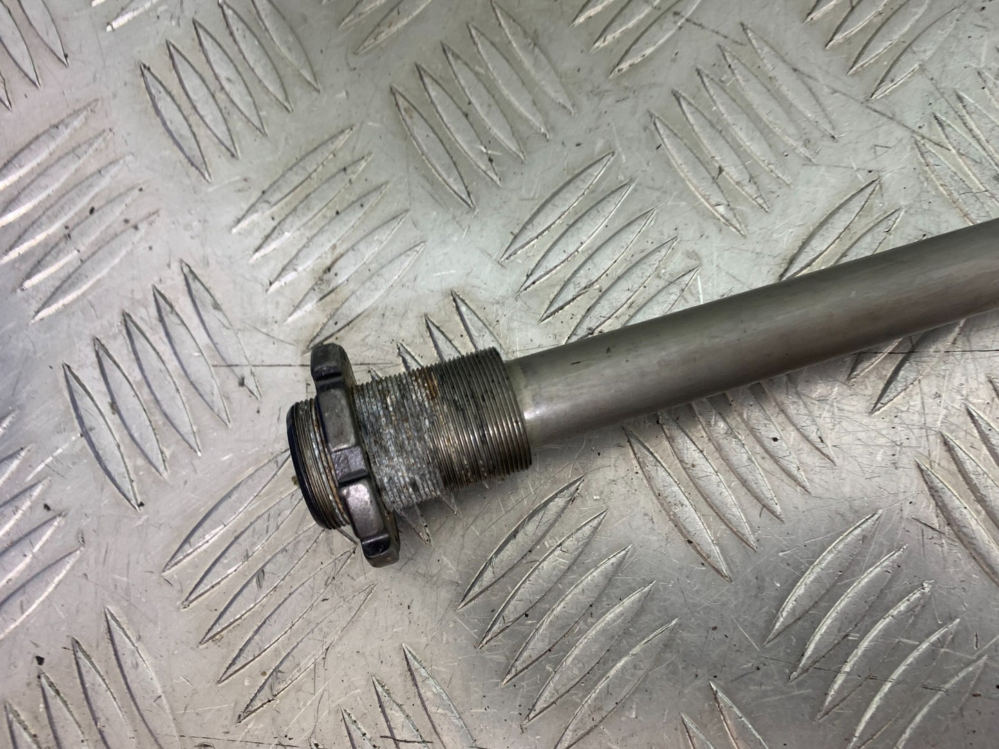 KAWASAKI ZX9R ZX9 C SWINGARM SPINDLE YEAR 1998-99 (CMB1213)