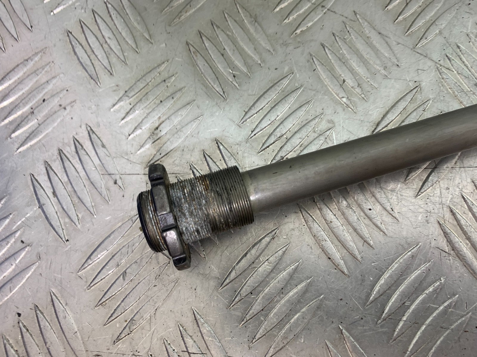 KAWASAKI ZX9R ZX9 C SWINGARM SPINDLE YEAR 1998-99 (CMB1213)