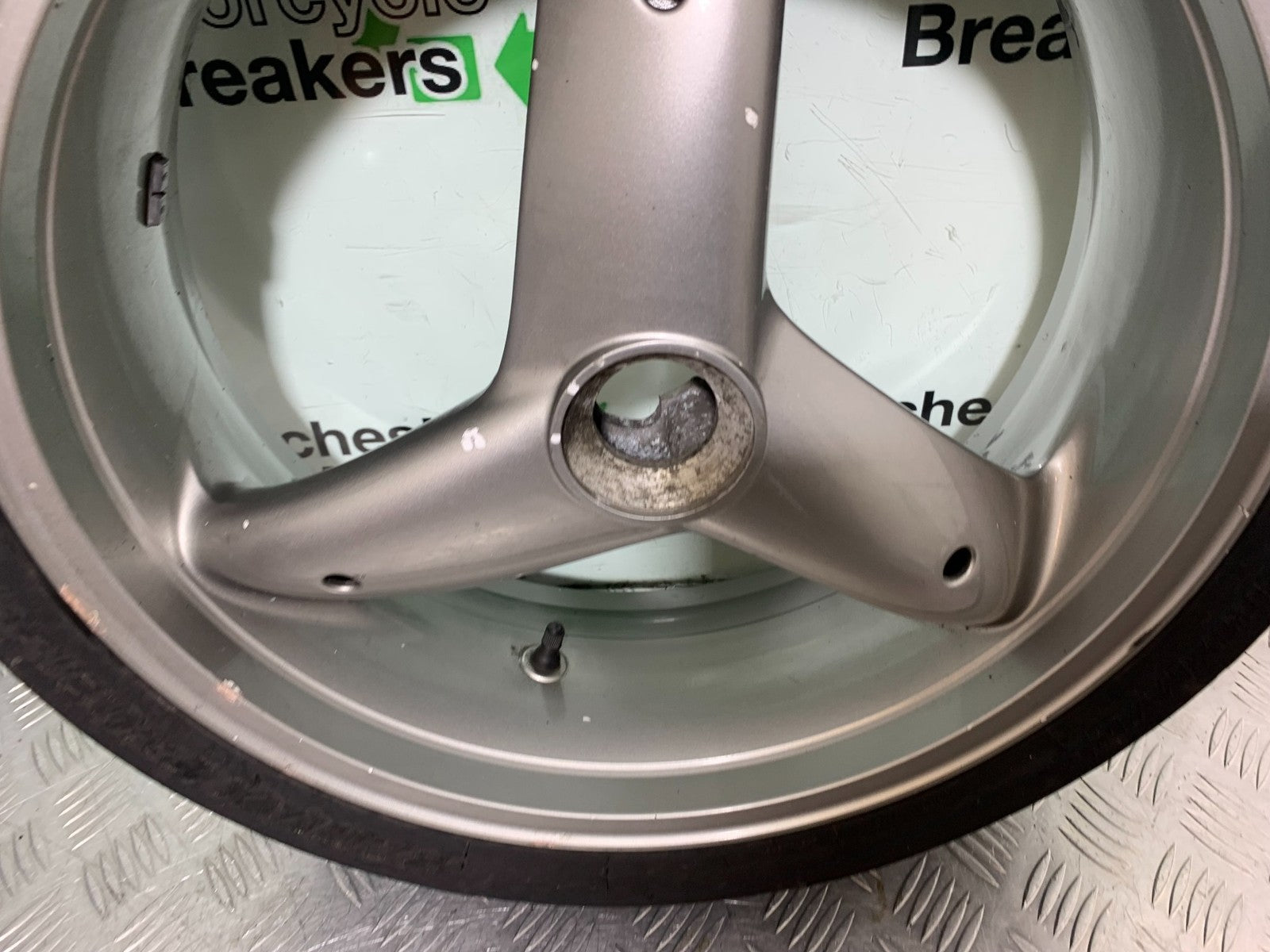 TRIUMPH 955i SPRINT ST REAR WHEEL  YEAR 1999-04 (CMB1230)
