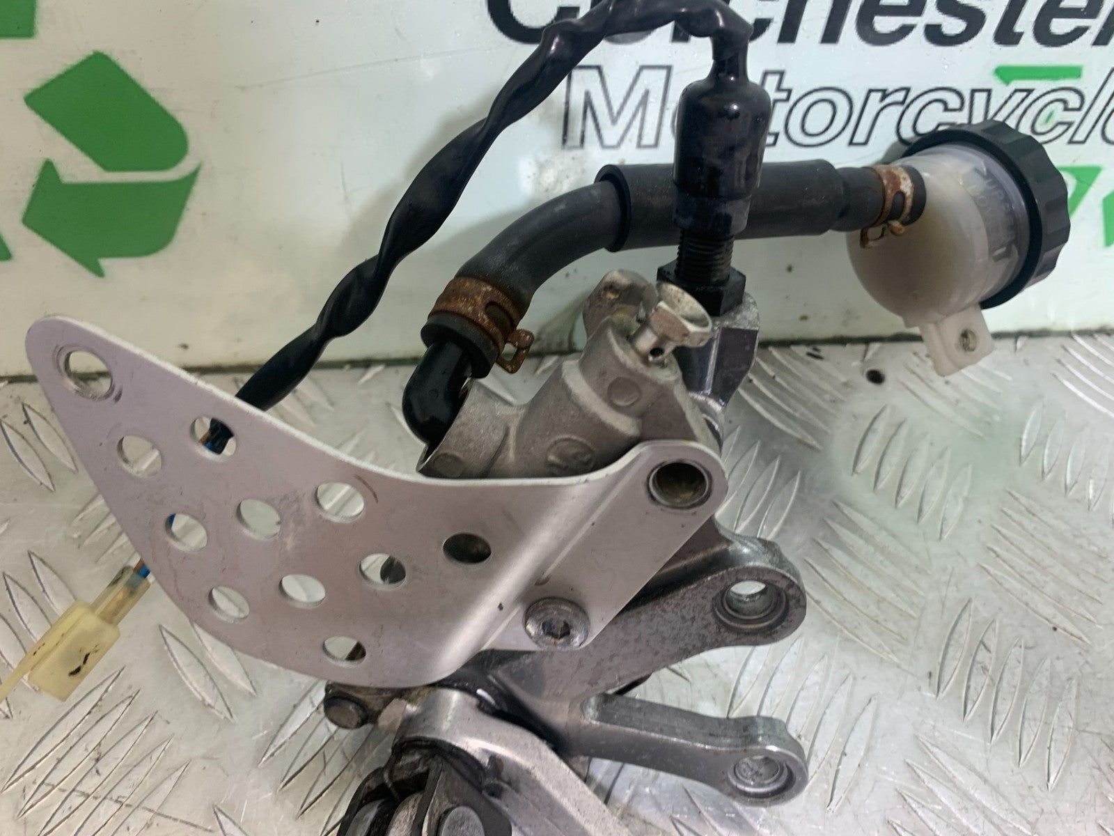 KAWASAKI ZX9R ZX9 E1 FRONT RIGHT HANGER YEAR 2000-01 (CMB1171)