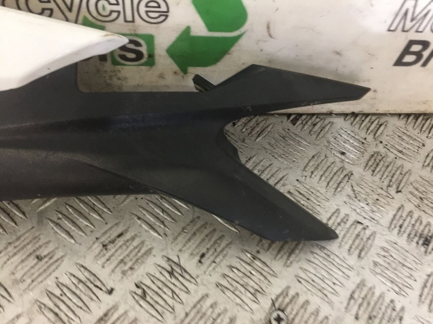 HONDA CBR125 CBR 125 LEFT SEAT PANEL YEAR 2011-2017 (STOCK 732)