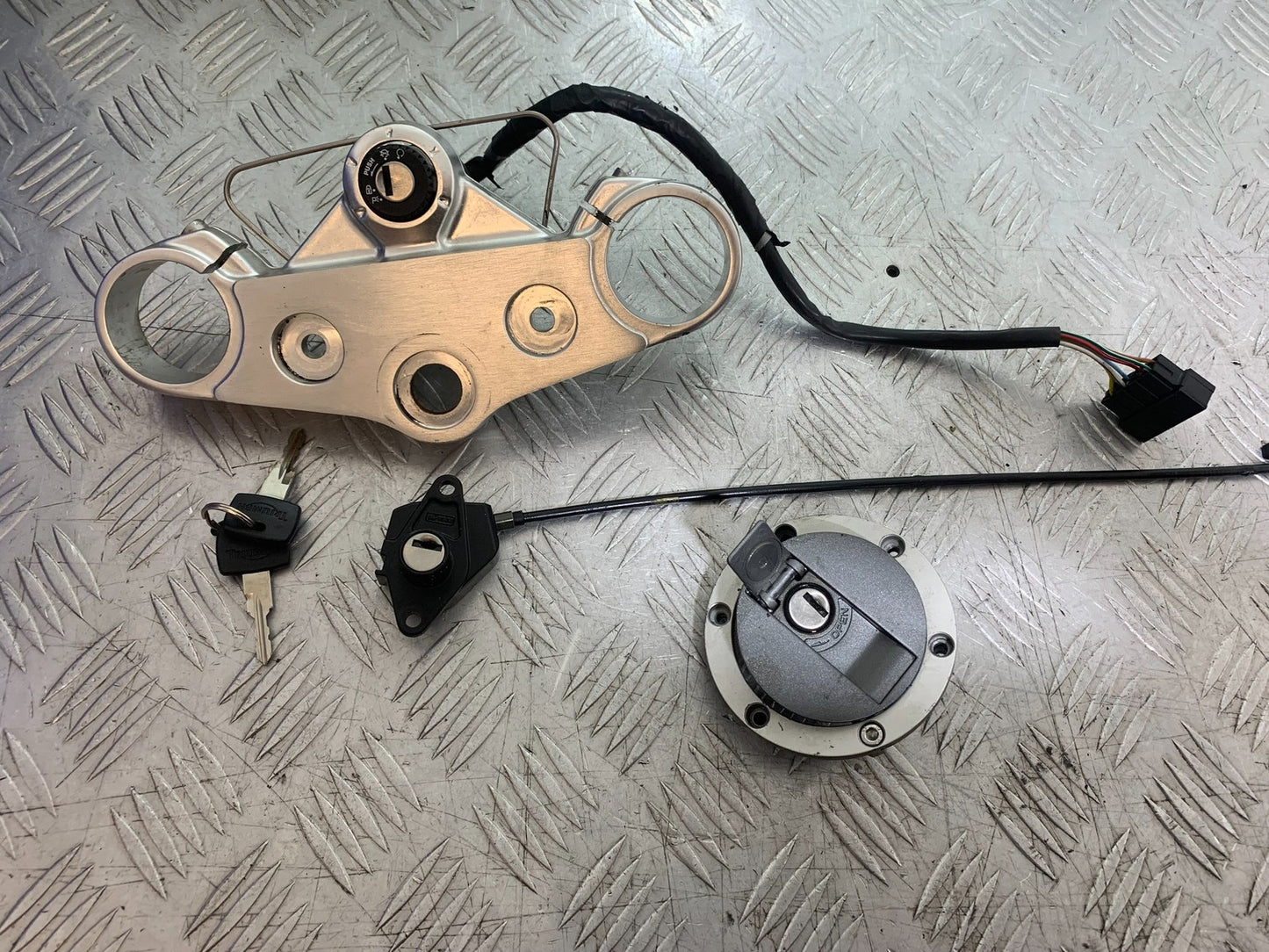 TRIUMPH 1050 SPEED TRIPLE LOCKSET AND KEYS   YEAR 2005-2007 (CMB1322)