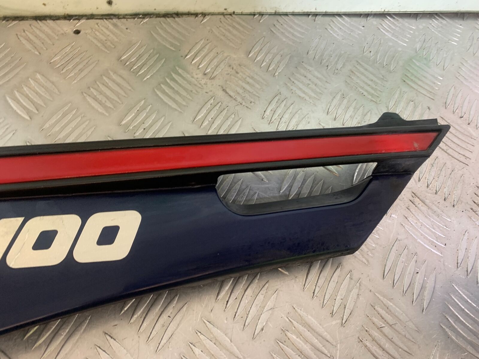 YAMAHA FJ1100 FJ 1100 LEFT SEAT PANEL  YEAR 1984-1985 (CMB1101)