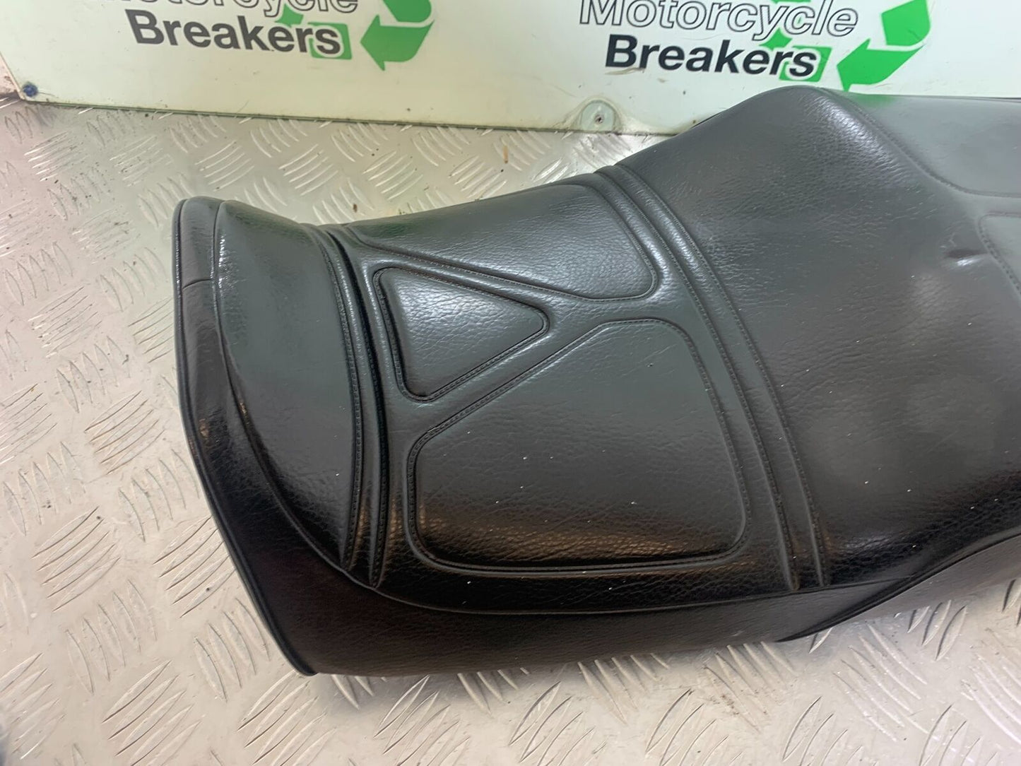 YAMAHA XJR1300 XJR 1300 SEAT  YEAR 1999-2003 (CMB1055)