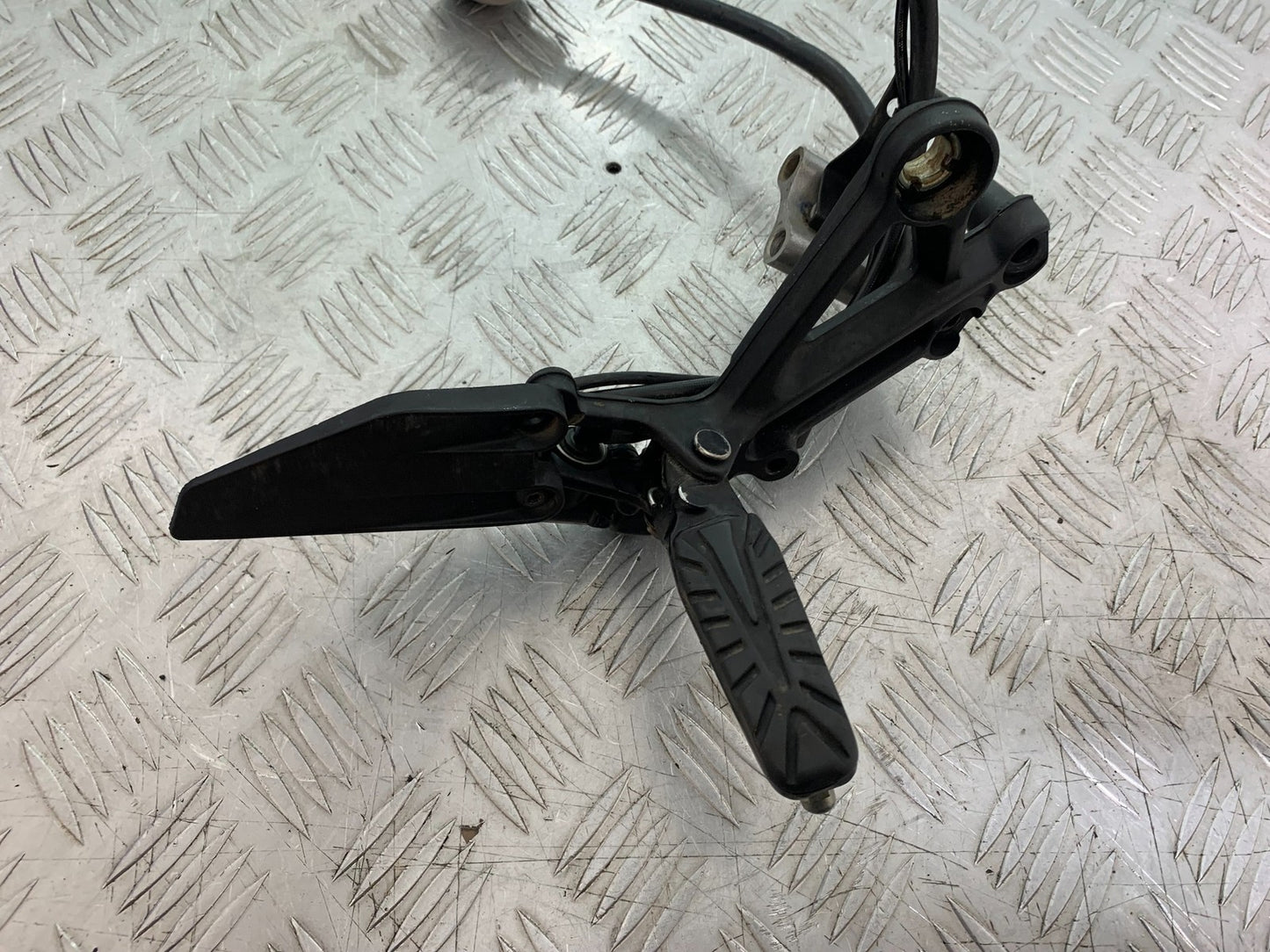 KTM 125 DUKE FRONT RIGHT HANGER   YEAR 2018-2023 (CMB1185)