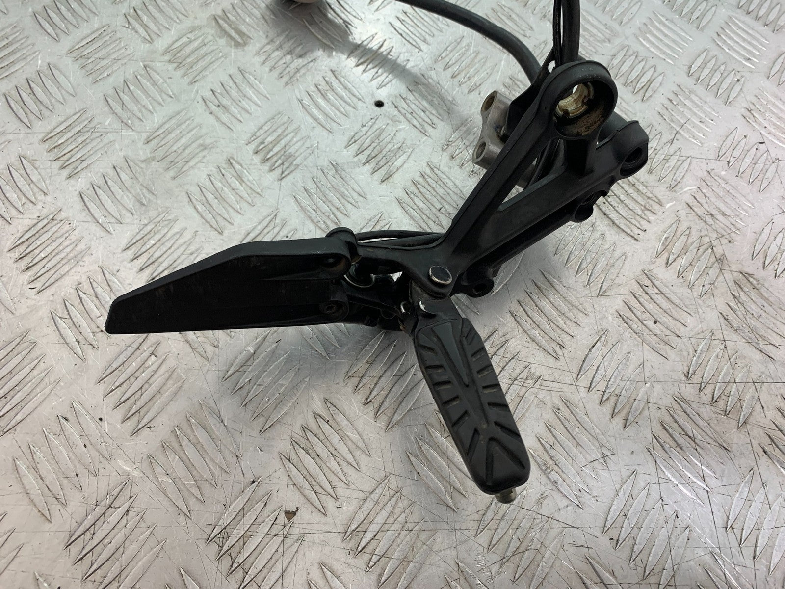 KTM 125 DUKE FRONT RIGHT HANGER   YEAR 2018-2023 (CMB1185)