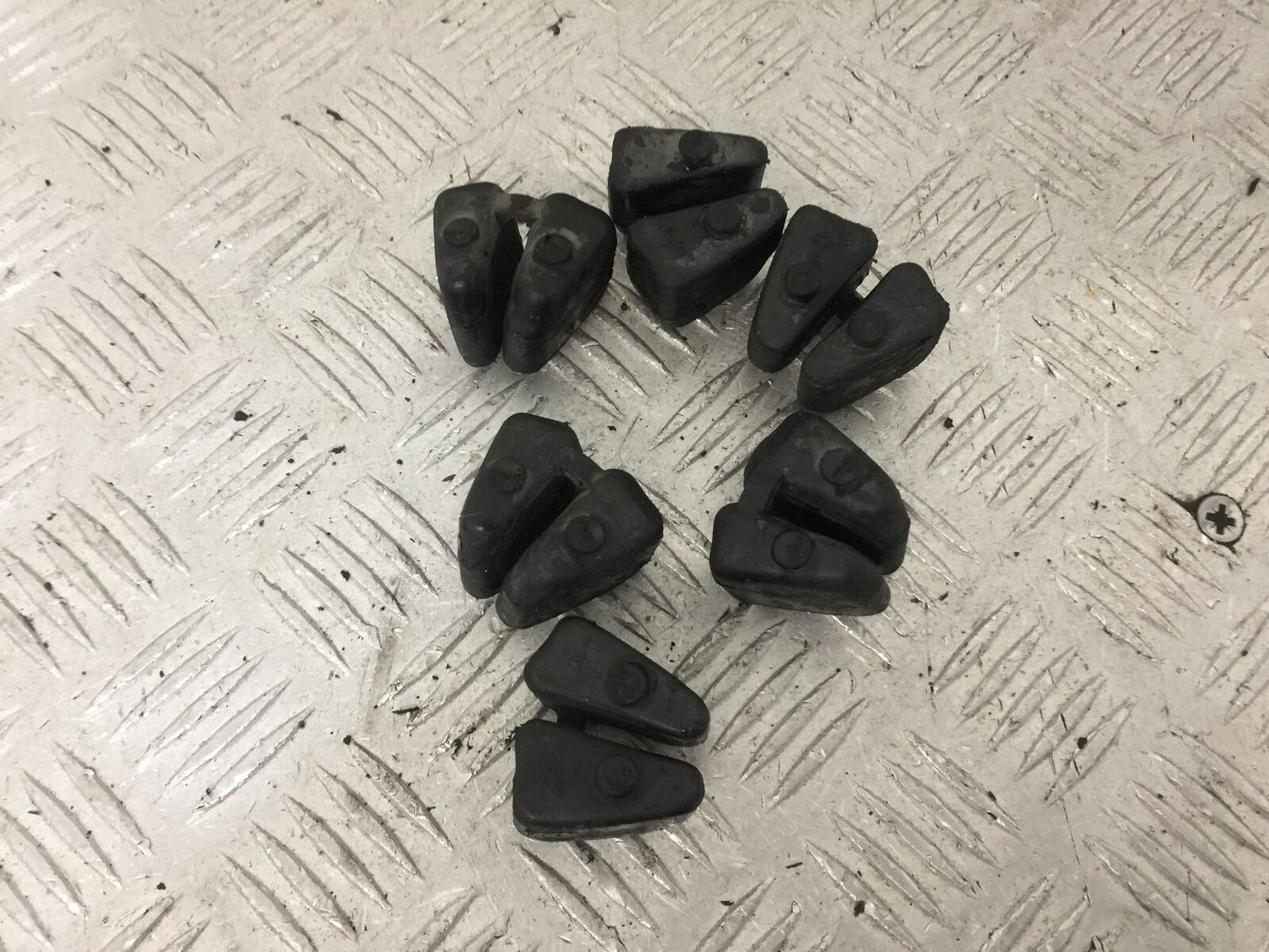 HONDA CBR1000 rr FIREBLADE CUSH DRIVE RUBBERS   YEAR 2004  (STOCK 853)