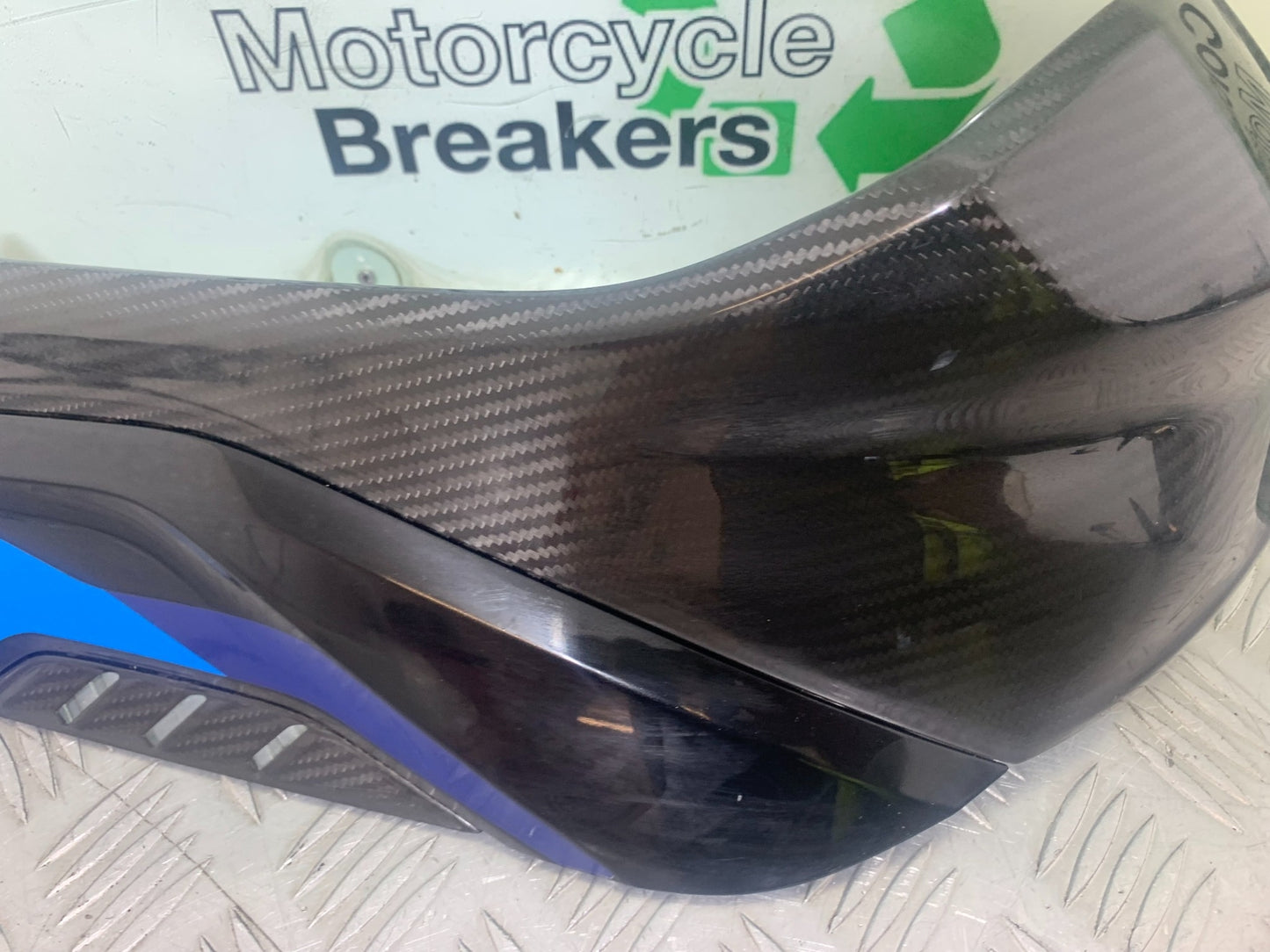 BMW M1000 R RIGHT CARBON TANK PANEL (DAMAGED) YEAR 2023-2024 (CMB1140)