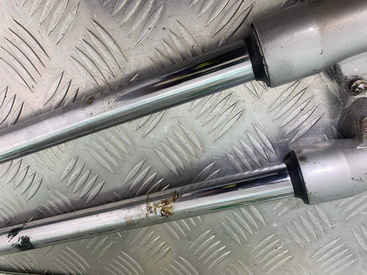 HONDA CBR125 CBR 125 FORKS  YEAR 2004-06  (CMB1040)
