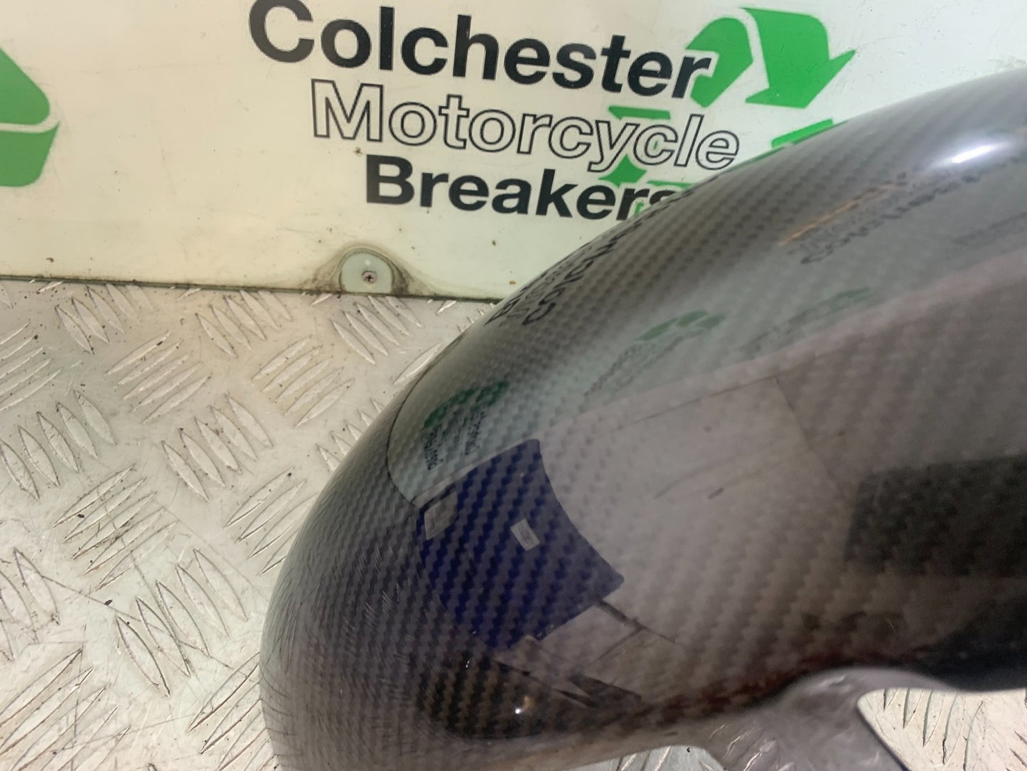 YAMAHA YZF R1 14 B BIG BANG CARBON FRONT MUDGUARD   2009-14 (CMB1175)