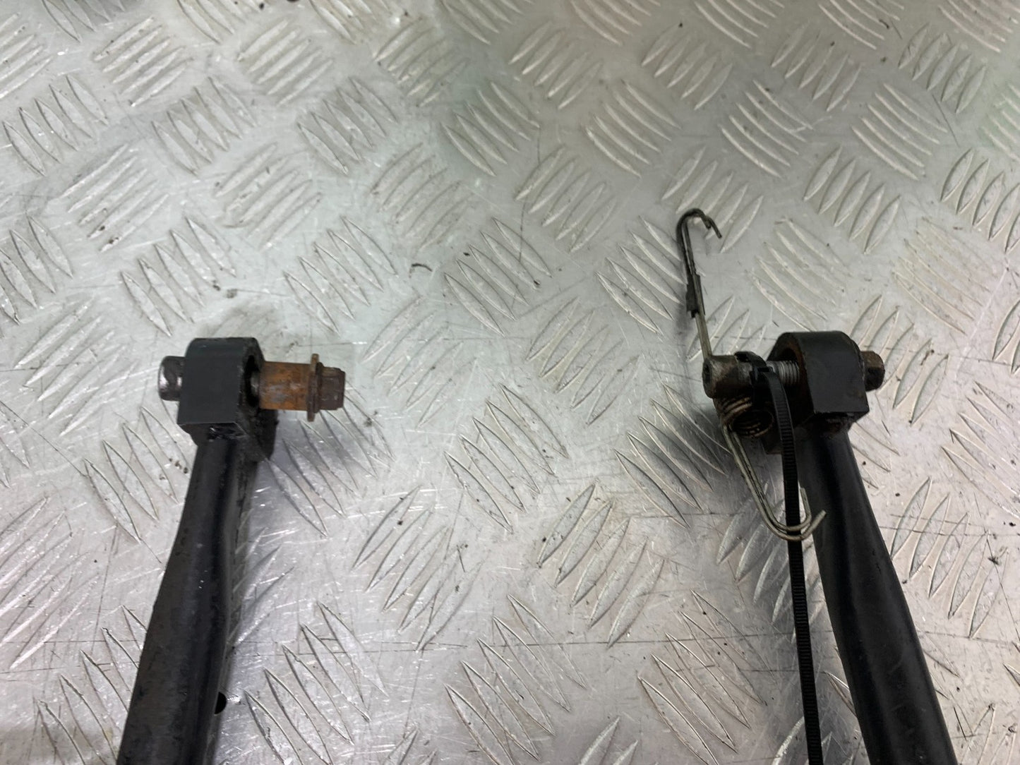TRIUMPH 955i SPRINT ST CENTER STAND  YEAR 1999-04 (CMB1230)