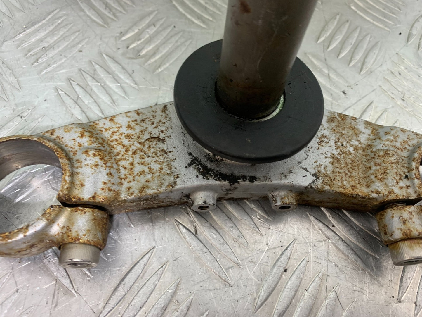 TRIUMPH 955i SPRINT ST BOTTOM YOKE  YEAR 1999-04 (CMB1230)