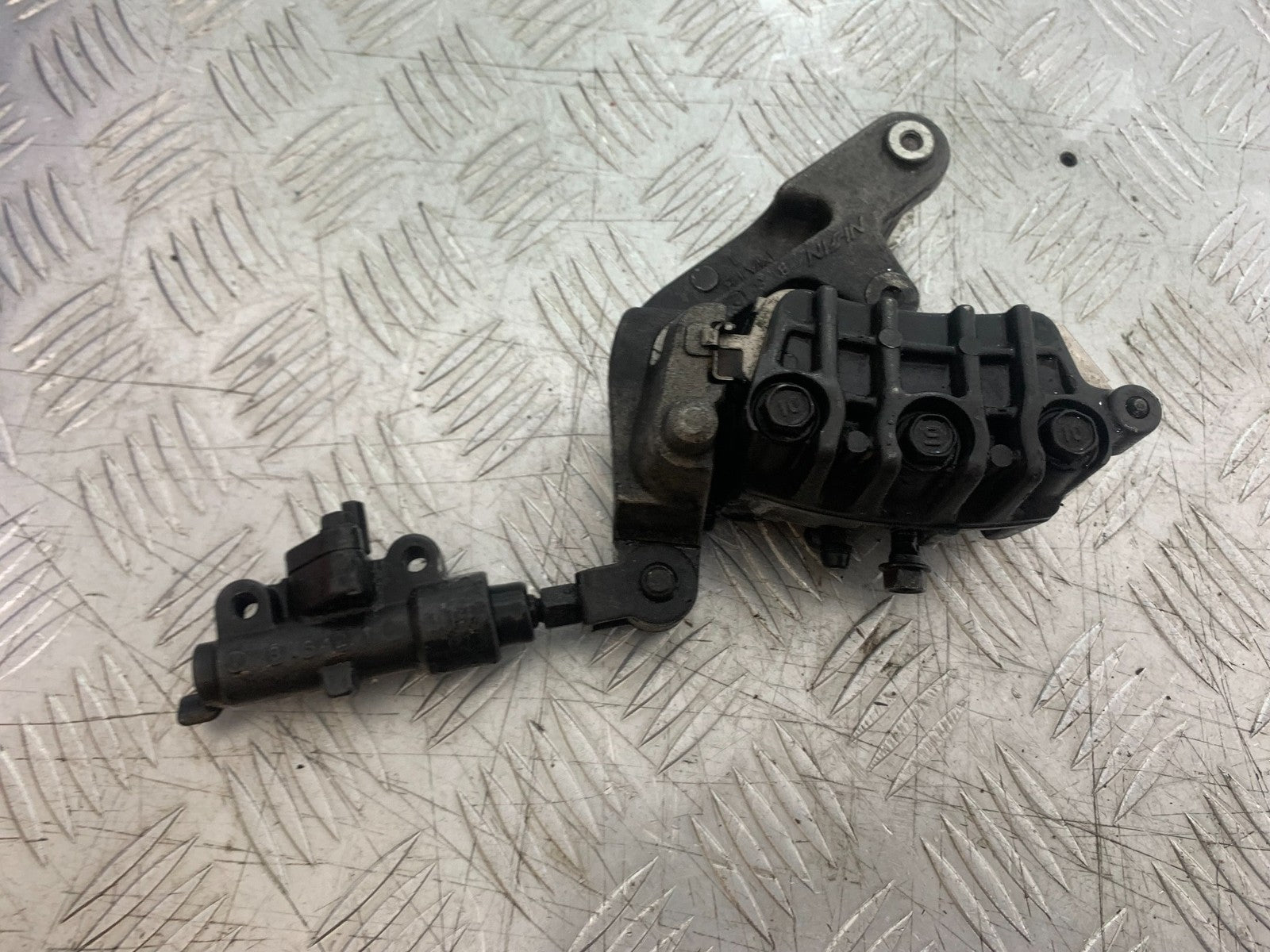 HONDA CBR1100 BLACKBIRD FRONT LEFT CALIPER AND BRACKET  YEAR 1999-2005 (CMB1232)