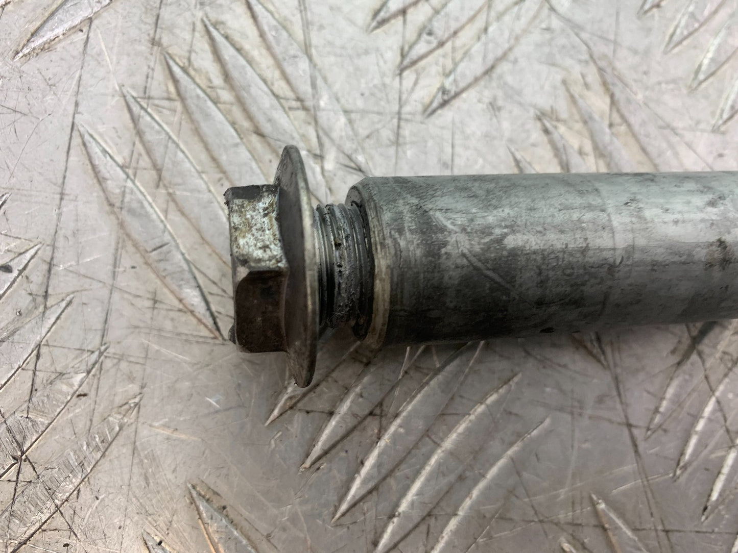 HONDA CBR1000 rr FIREBLADE FRONT WHEEL SPINDLE YEAR 2006 (CMB1220)