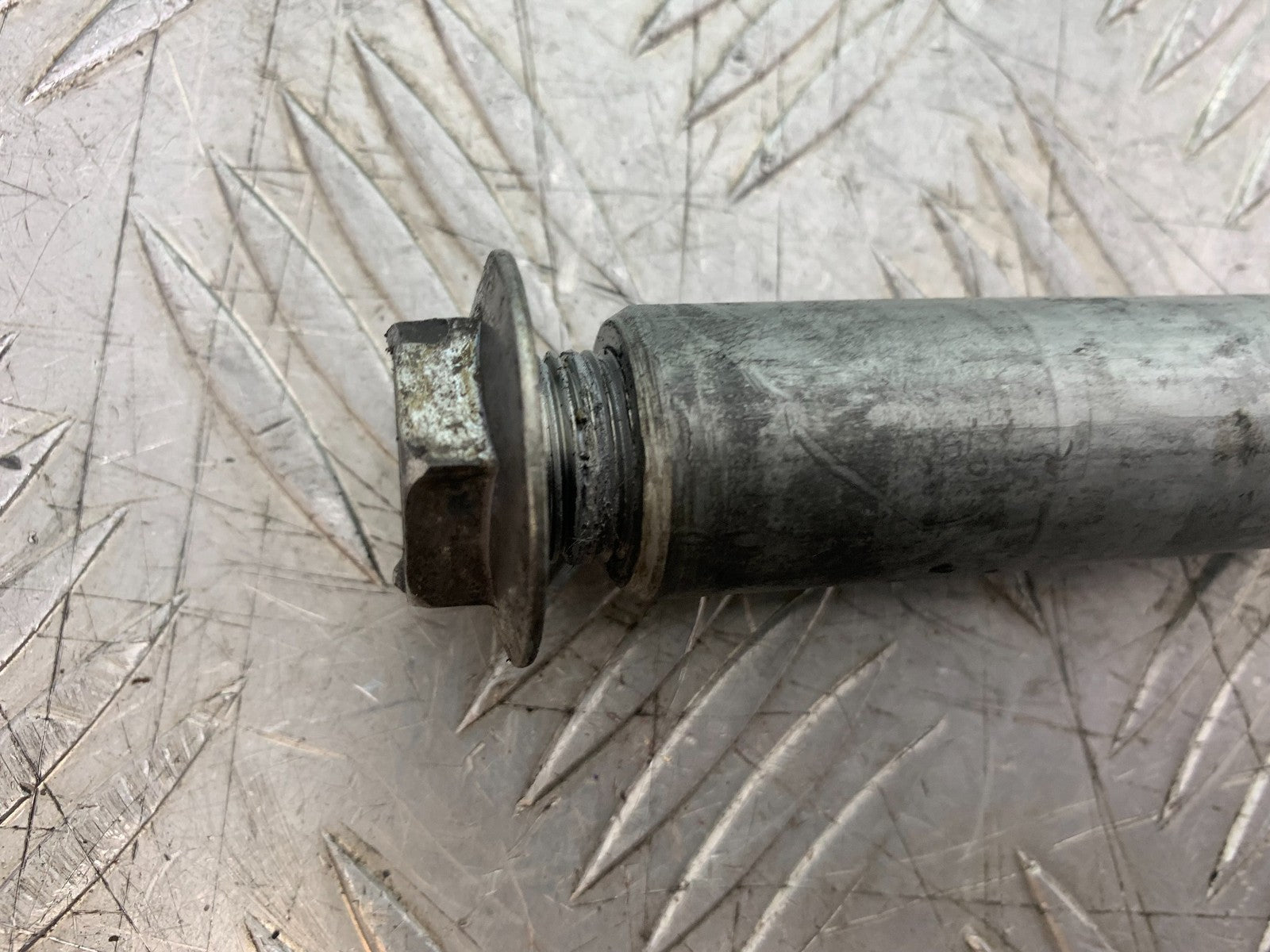 HONDA CBR1000 rr FIREBLADE FRONT WHEEL SPINDLE YEAR 2006 (CMB1220)