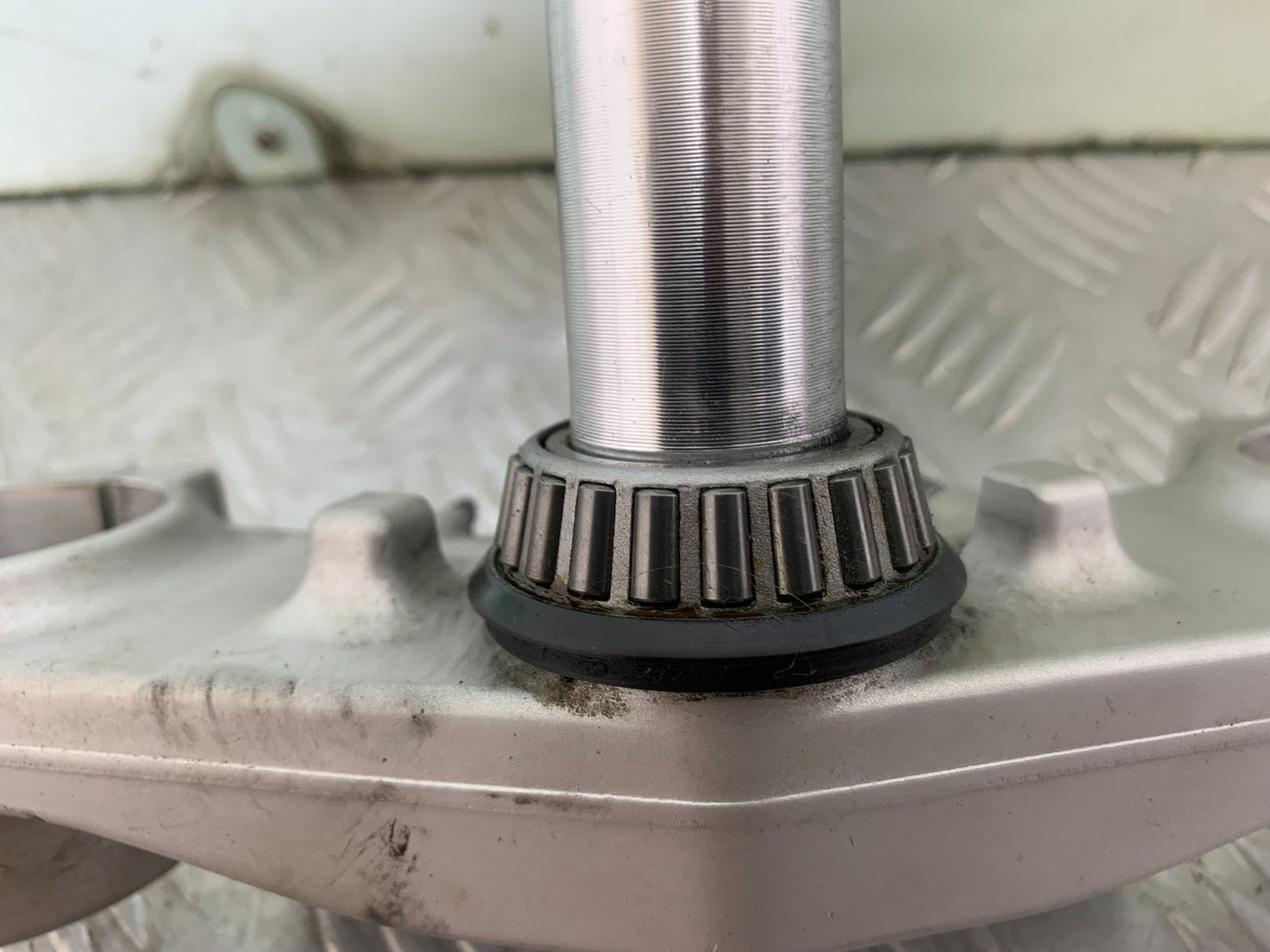 KTM 690 DUKE R LC4 BOTTOM YOKE YEAR 2012-2015  (CMB1180)