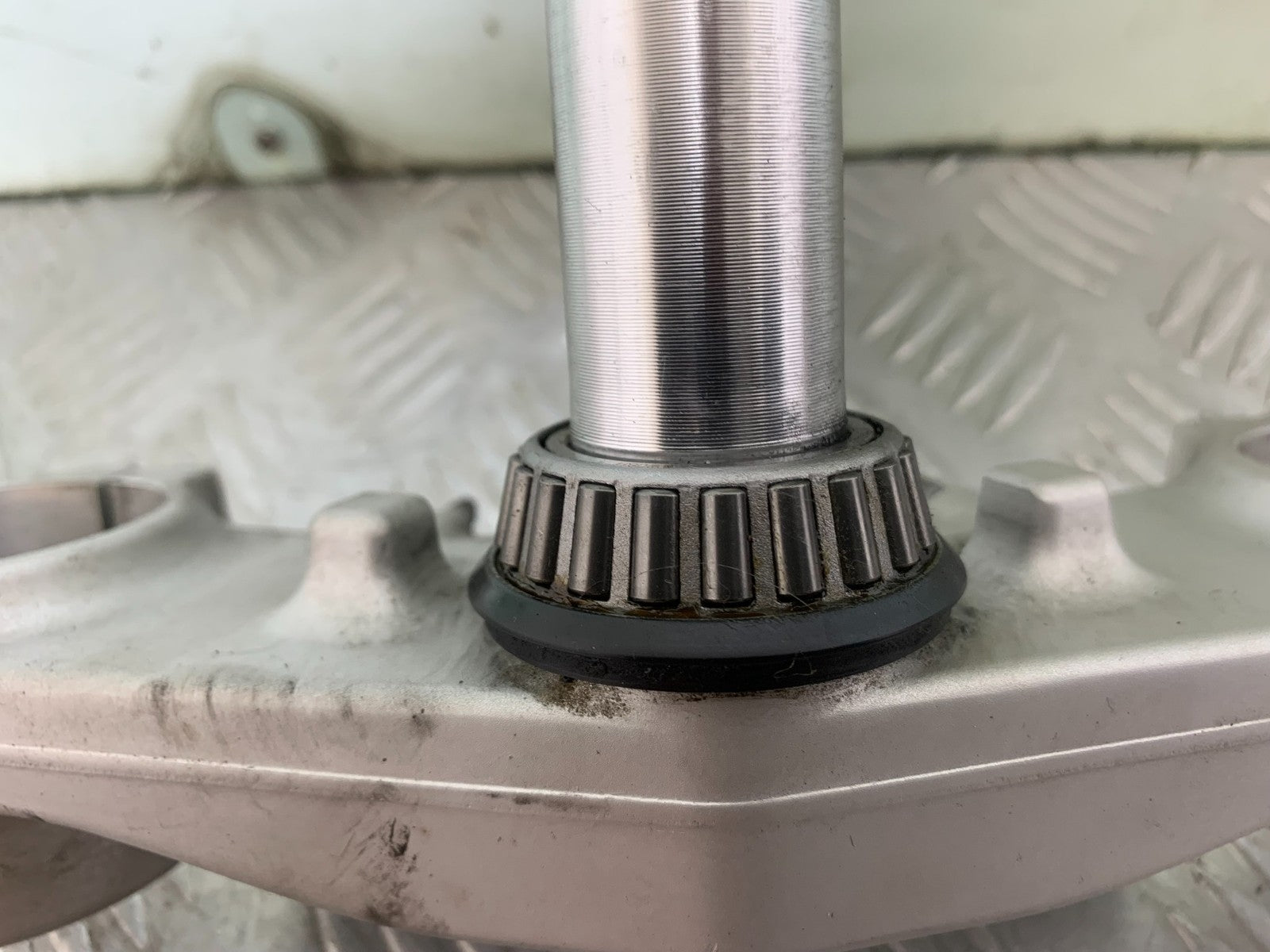 KTM 690 DUKE R LC4 BOTTOM YOKE YEAR 2012-2015  (CMB1180)
