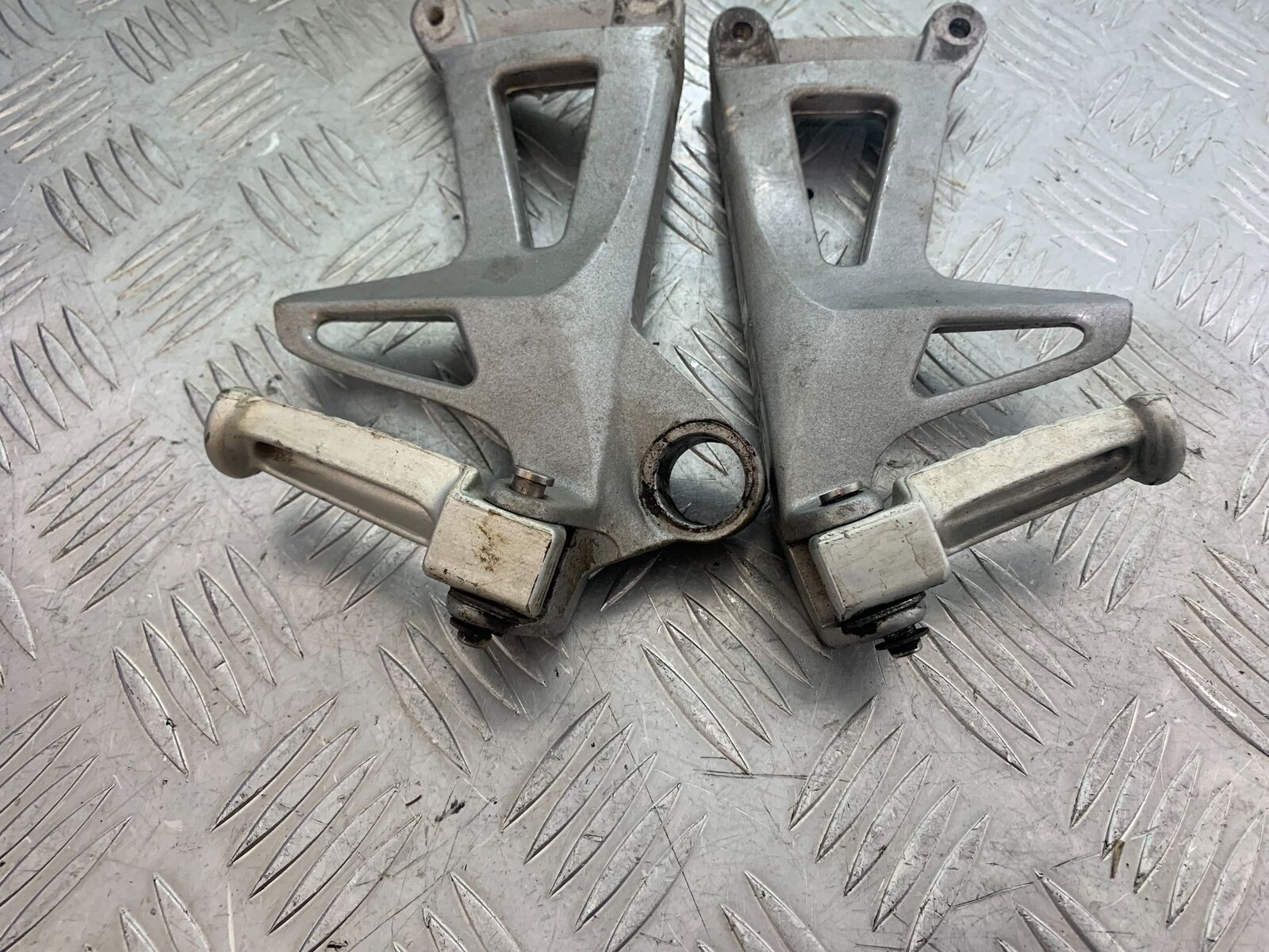 TRIUMPH 955i SPRINT ST REAR HANGERS AND PEGS   YEAR 1999-2004 (CMB1124)
