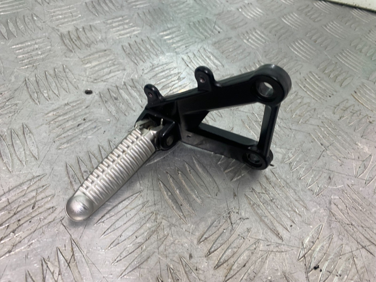 DUCATI 1198 S FRONT RIGHT HANGER  AND PEG  YEAR 2009-2011 (CMB1219)