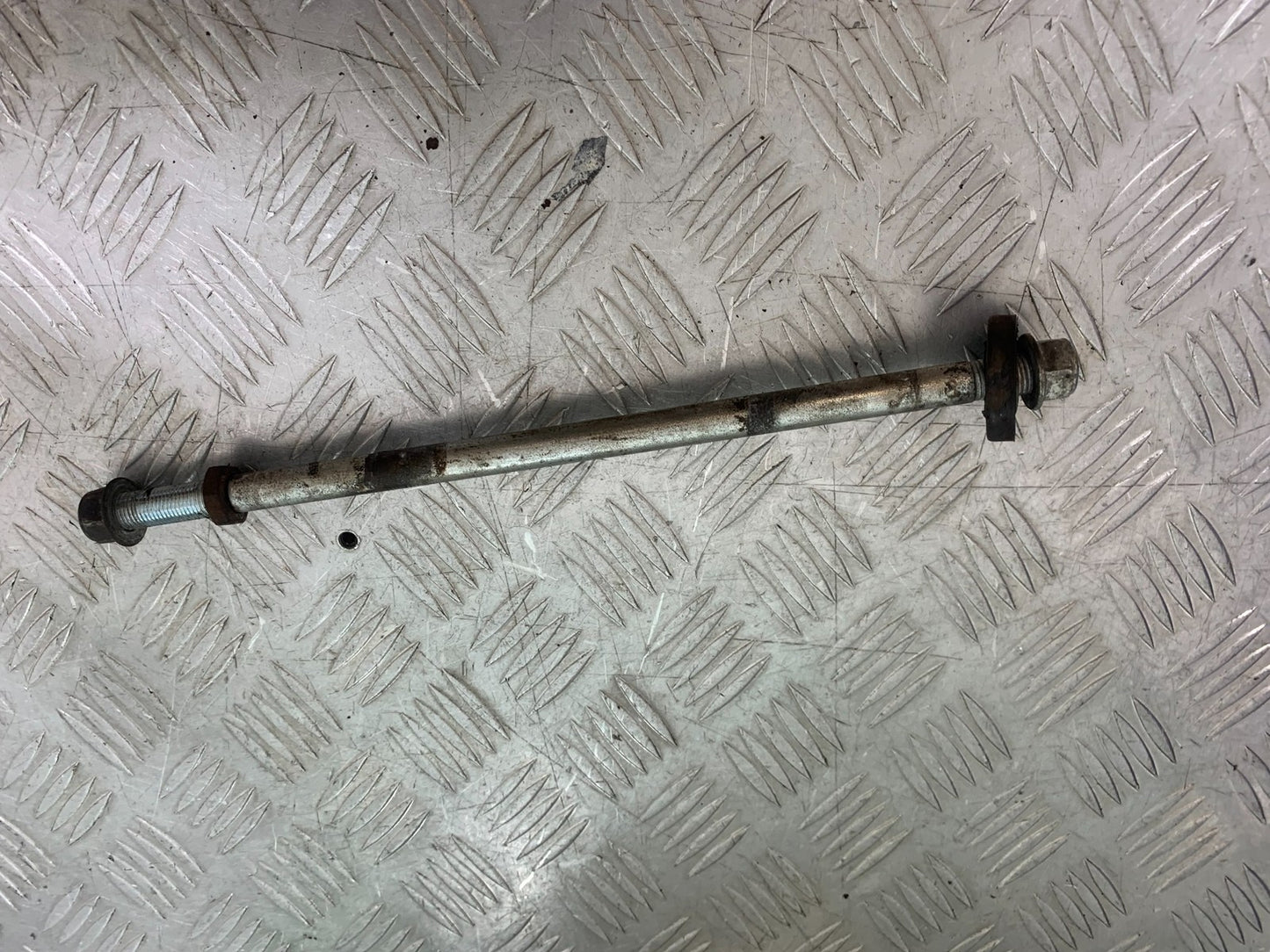 SINNIS HOODLUM 125 SWINGARM SPINDLE   YEAR 2021-2025 (CMB1196)