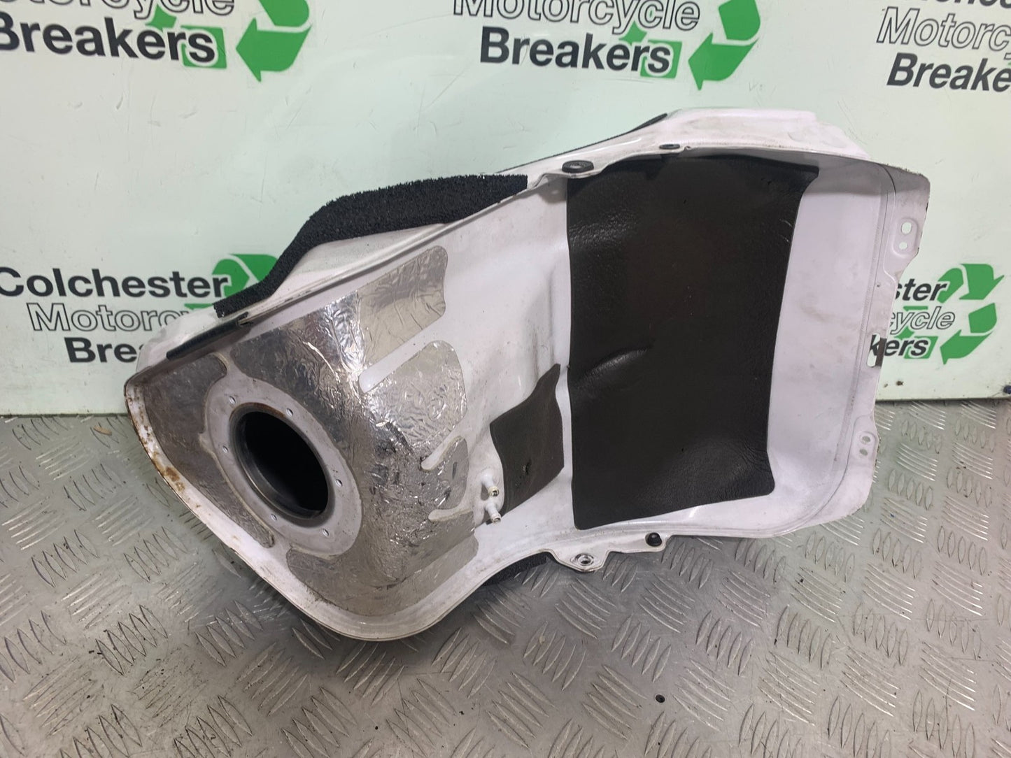YAMAHA YZF R1 14 B BIG BANG PETROL TANK   2009-14 (CMB1175)