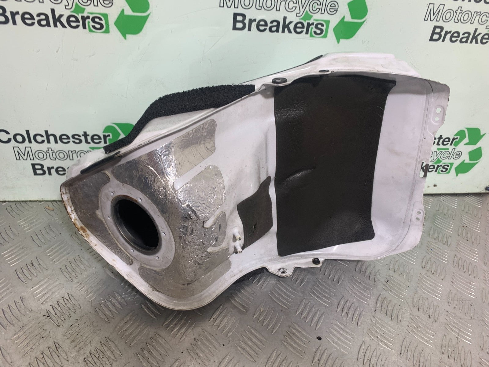 YAMAHA YZF R1 14 B BIG BANG PETROL TANK   2009-14 (CMB1175)