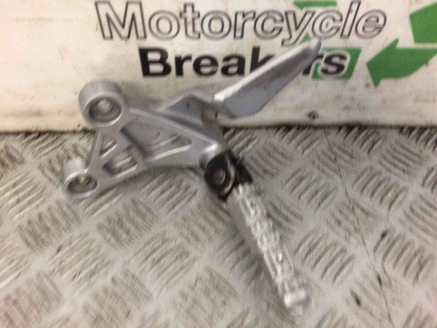 YAMAHA MT 125 MT125 FRONT LEFT HANGER AND PEG  YEAR 2014-2019 ABS (STOCK 477)