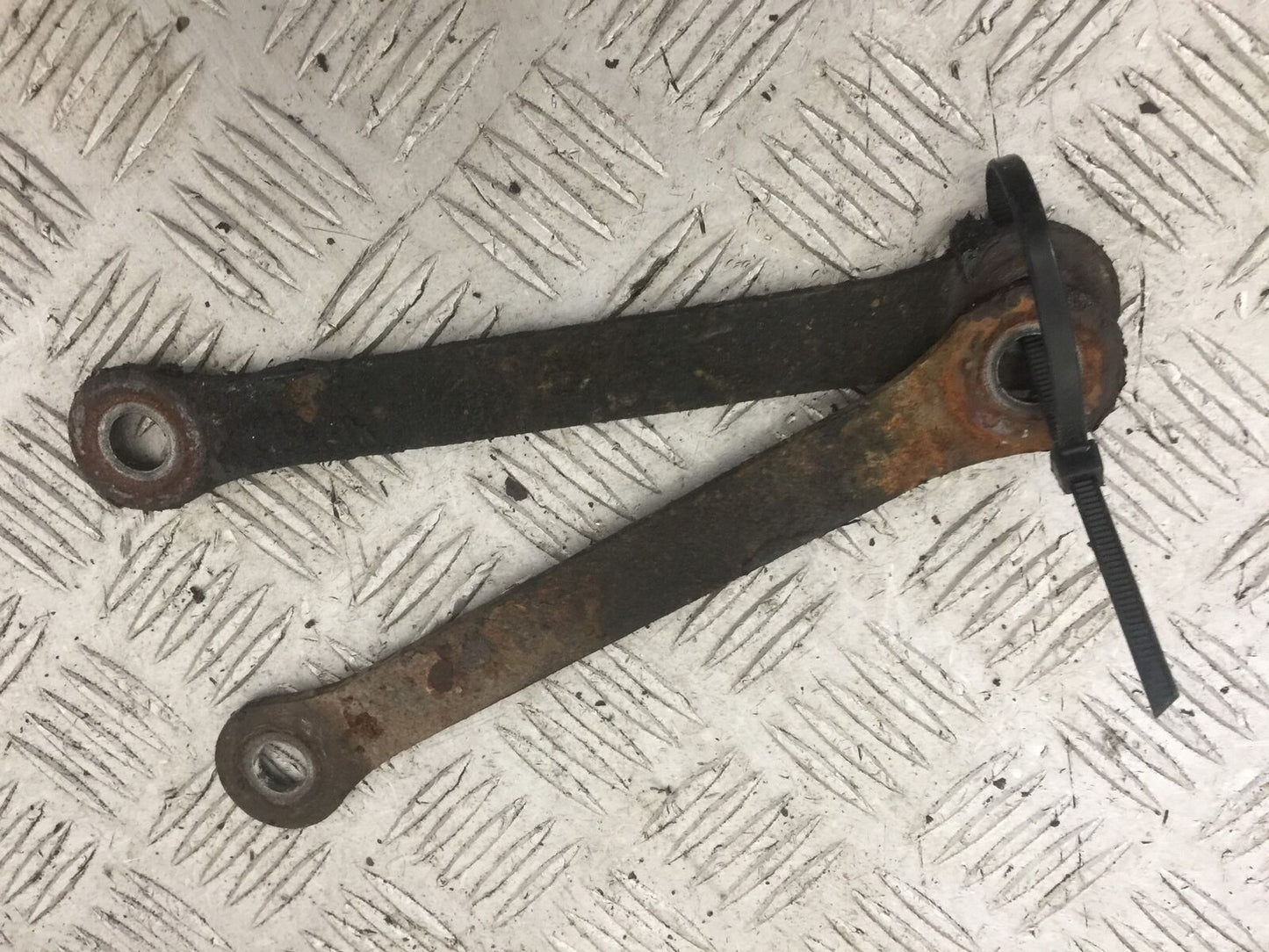 KAWASAKI Z750 Z 750 REAR SHOCK LINKAGE ARMS   YEAR 2004-2006  (STOCK 871)