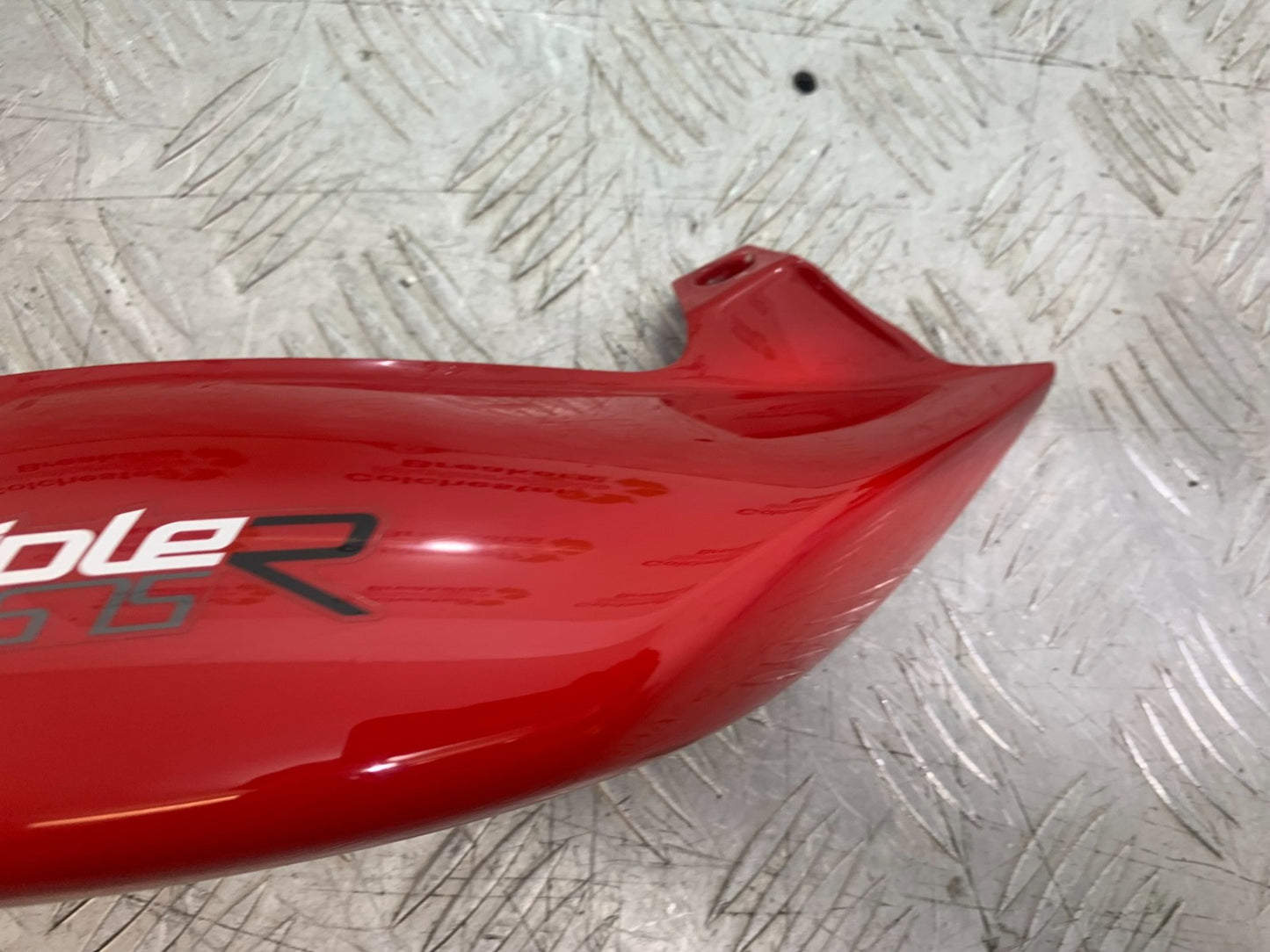 TRIUMPH 675 STREET TRIPLE R RIGHT SEAT PANEL YEAR 2013 - 2016 (CMB1221)