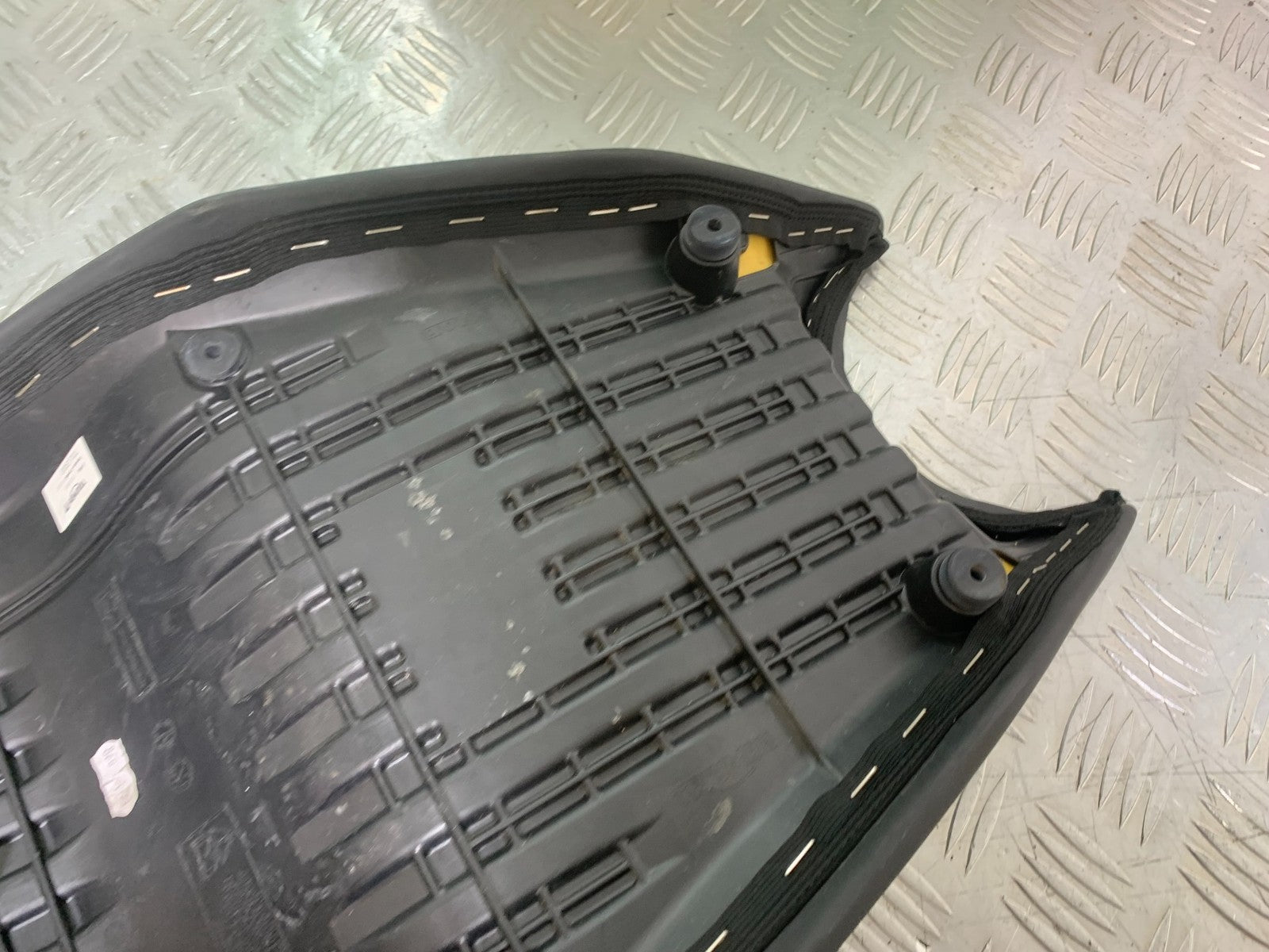 TRIUMPH TRIDENT 660 SEAT  YEAR 2021-2024 (CMB1295)