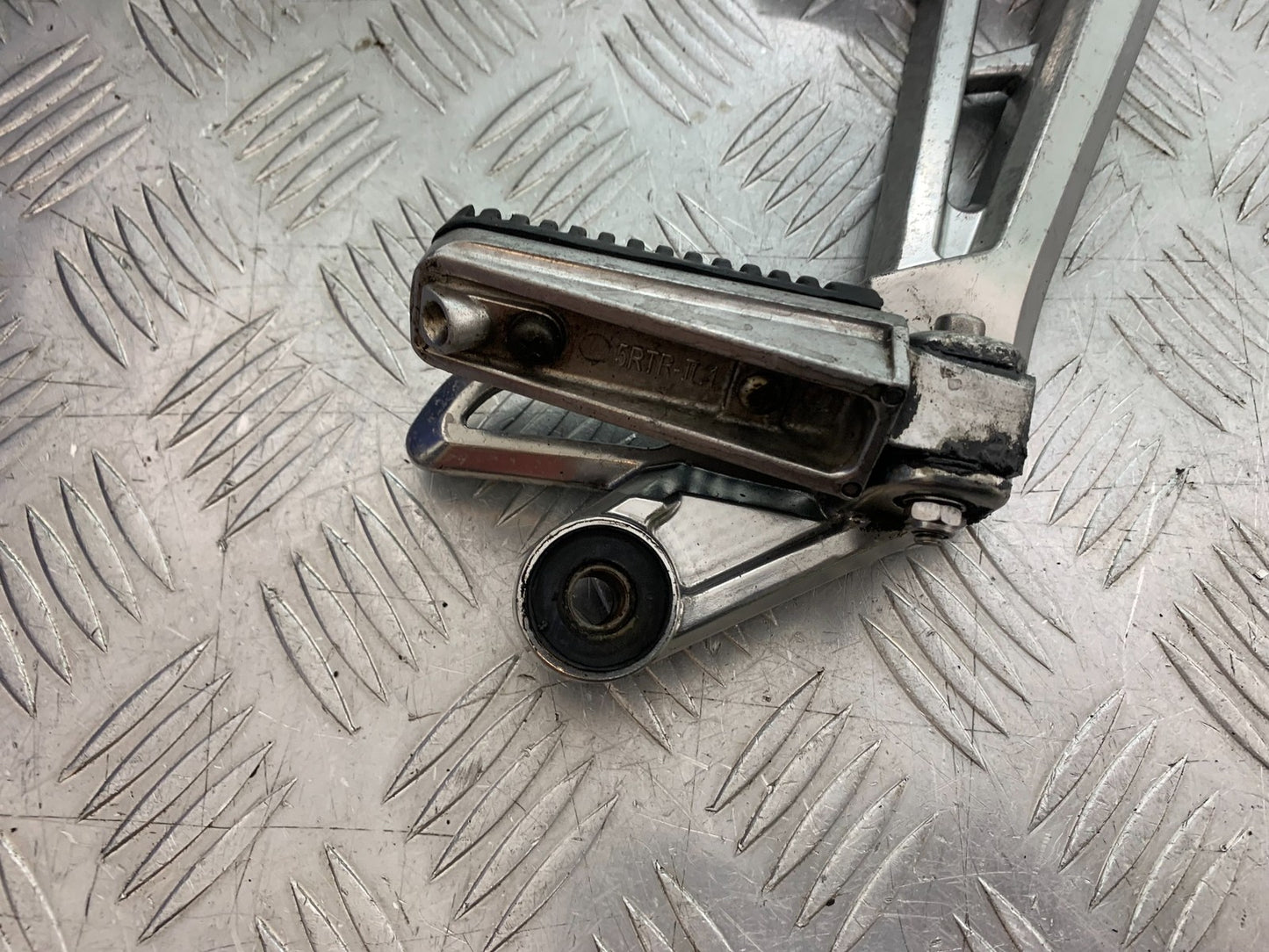 YAMAHA FZS1000 FAZER RIGHT REAR HANGER AND PEG  YEAR 2001-05 (CMB1275)