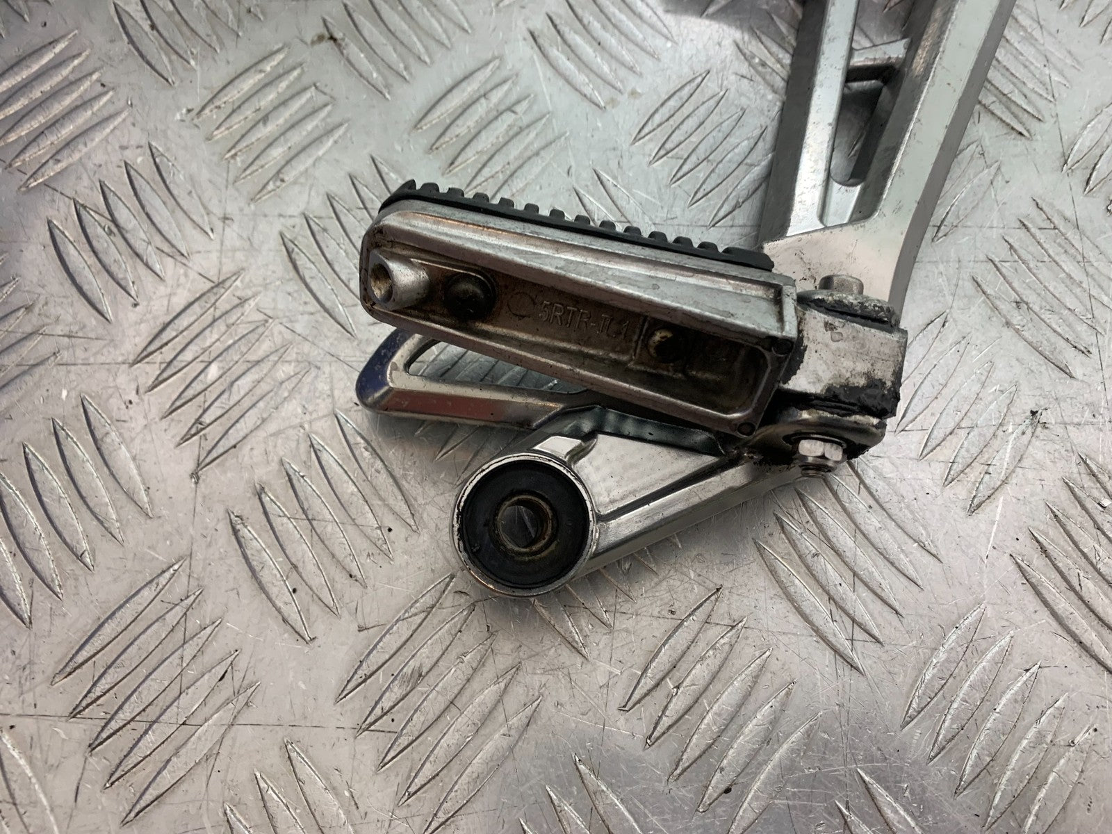 YAMAHA FZS1000 FAZER RIGHT REAR HANGER AND PEG  YEAR 2001-05 (CMB1275)