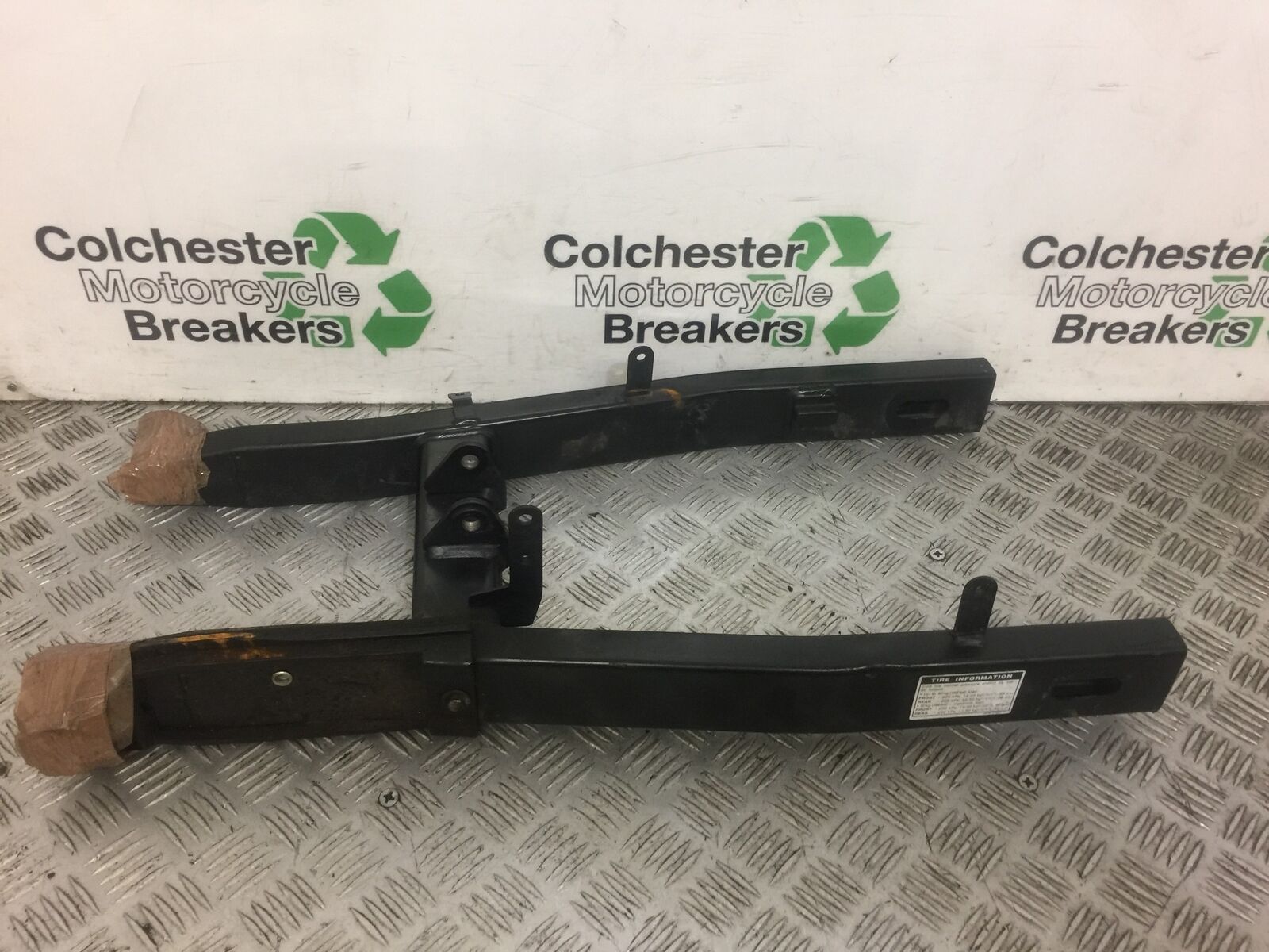 YAMAHA XJ6 XJ6-S SWINGARM  YEAR 2010 (STOCK 383)