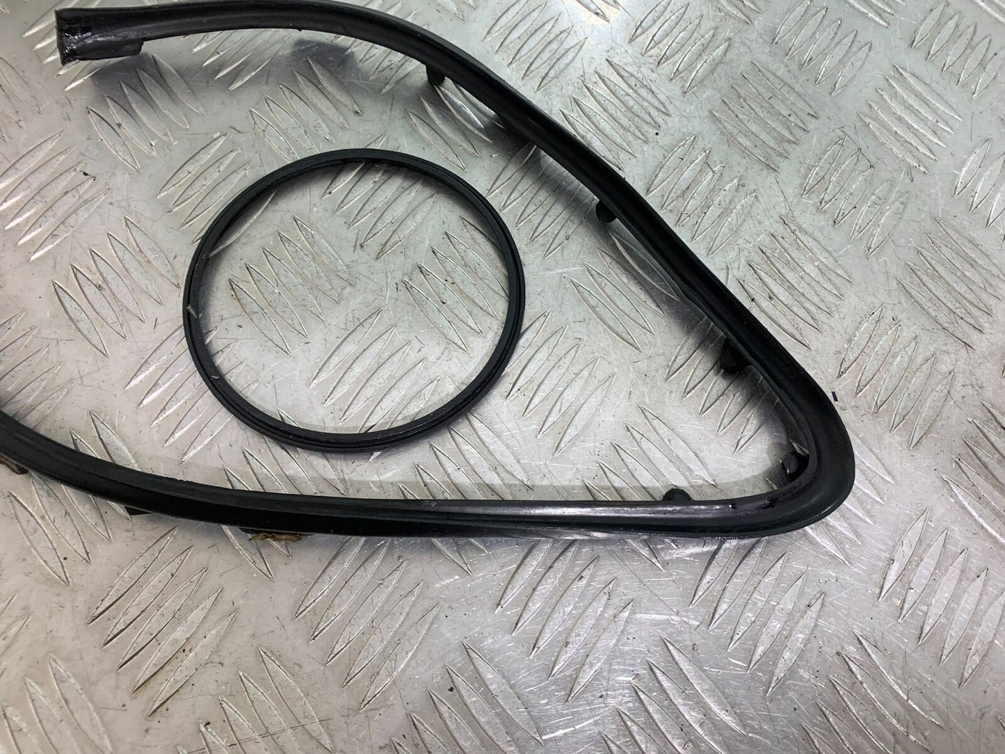 TRIUMPH THUNDERBIRD 1600 CLOCK SURROUND RUBBERS YEAR 2011 (CMB1107)
