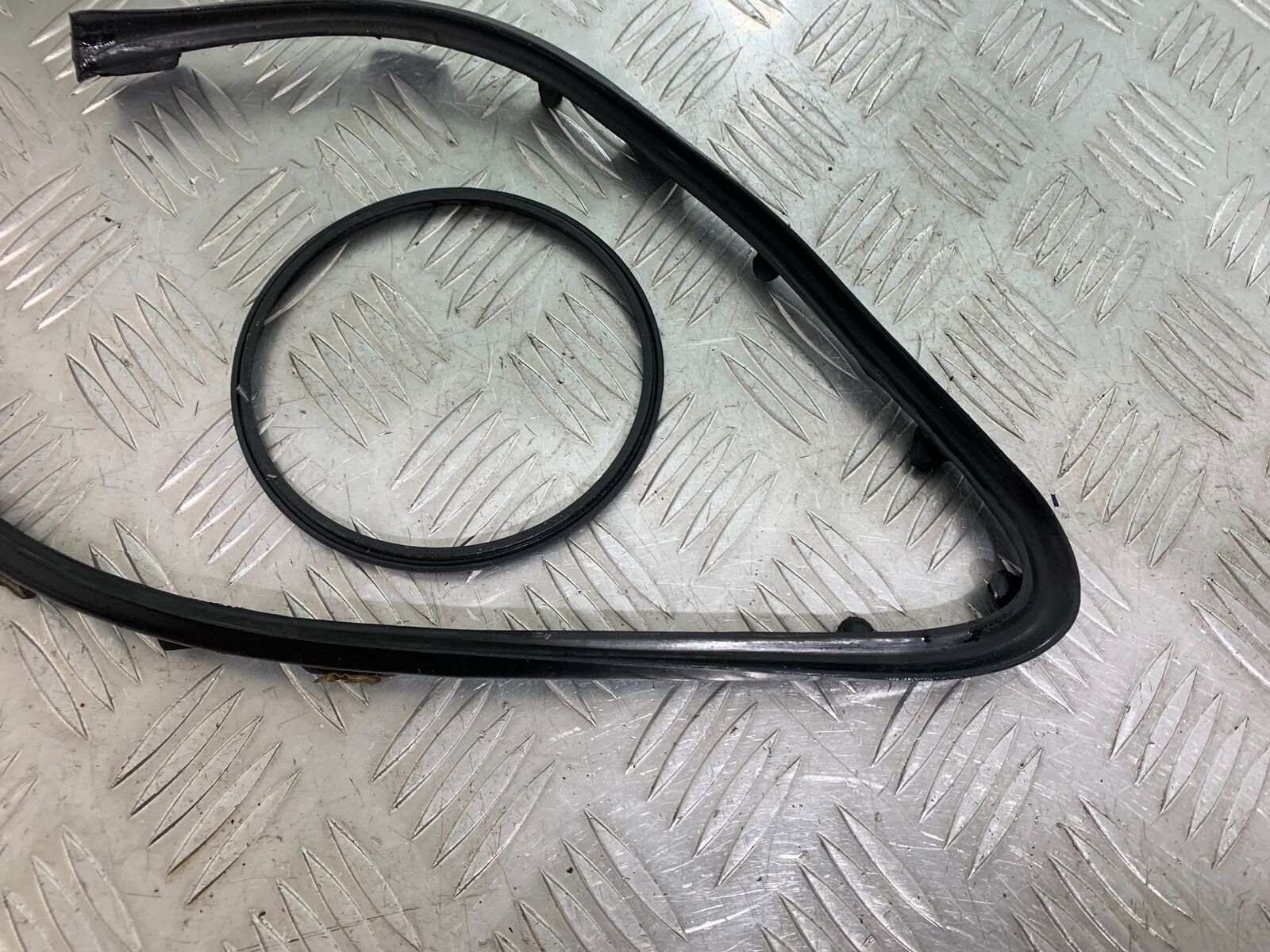 TRIUMPH THUNDERBIRD 1600 CLOCK SURROUND RUBBERS YEAR 2011 (CMB1107)