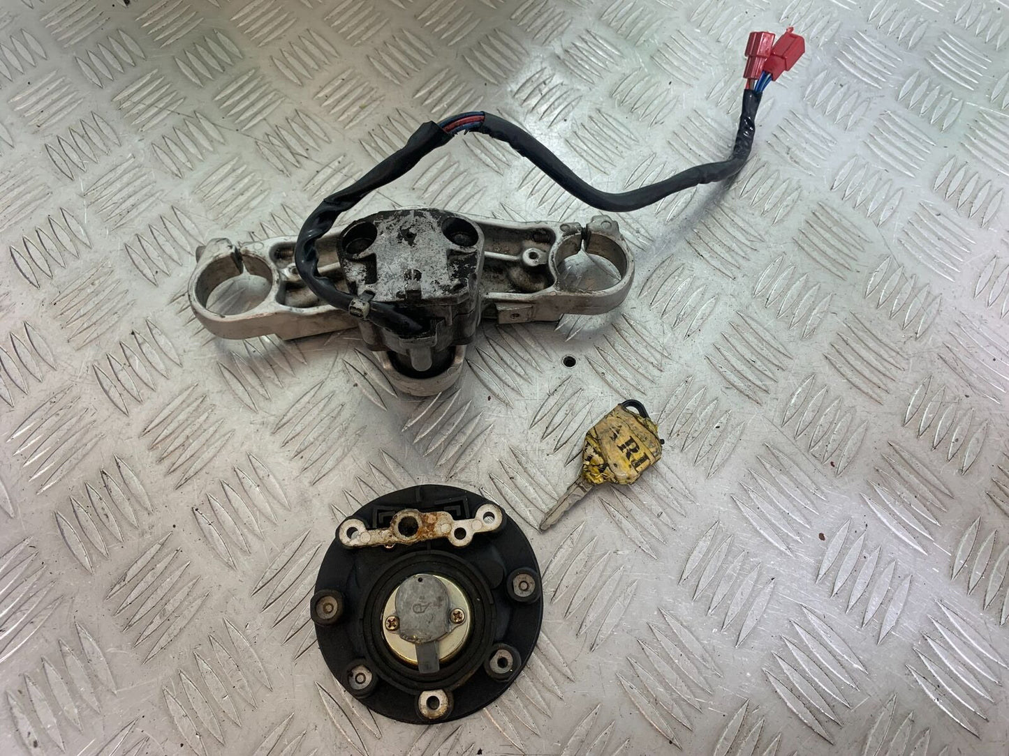 YAMAHA YZF600 YZF 600 THUNDERCAT IGNITION SWITCH  PETROL CAP  1996-2003 CMB1134)